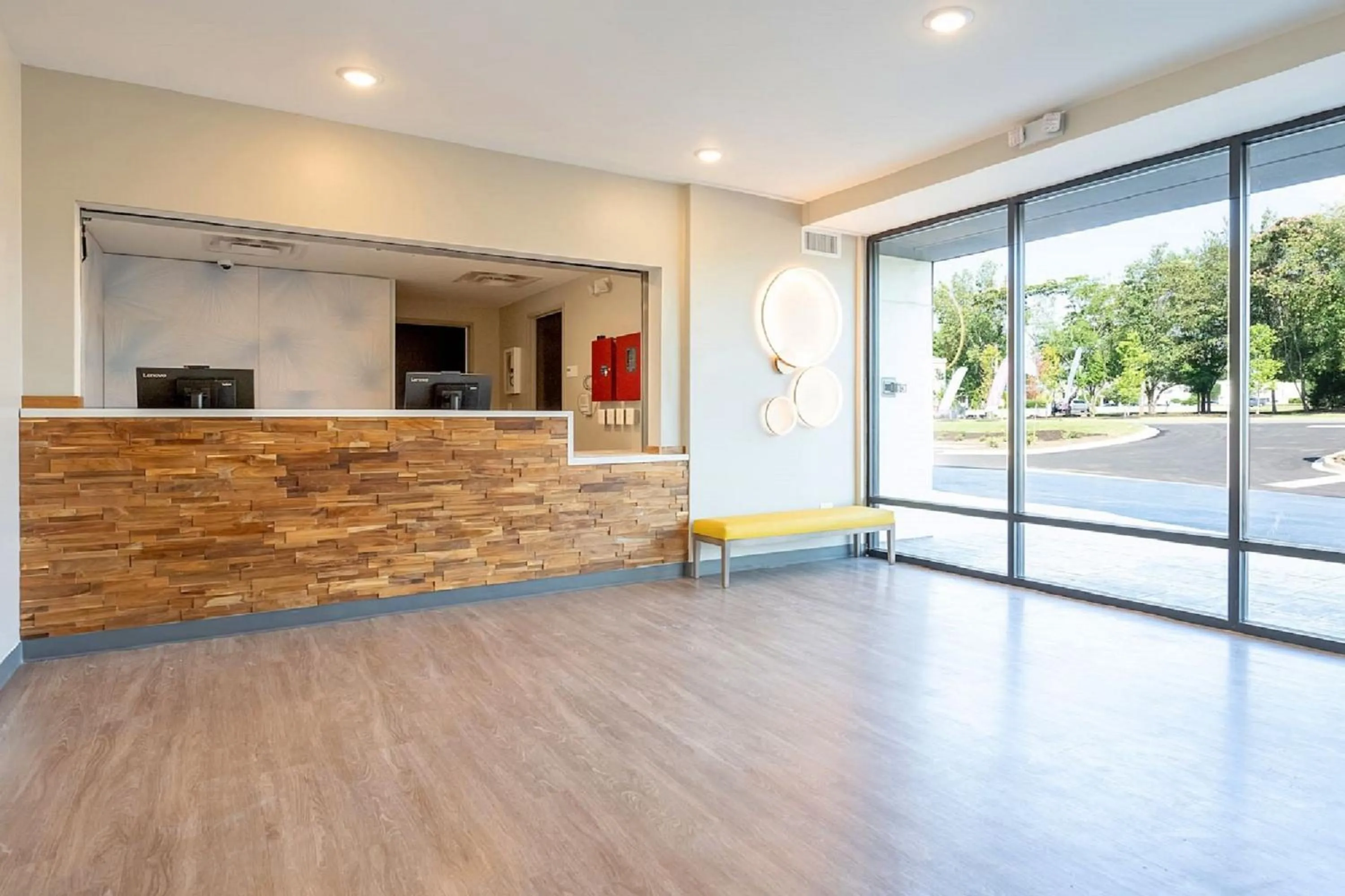 Lobby or reception in ECHO Suites Extended Stay by Wyndham Spartanburg