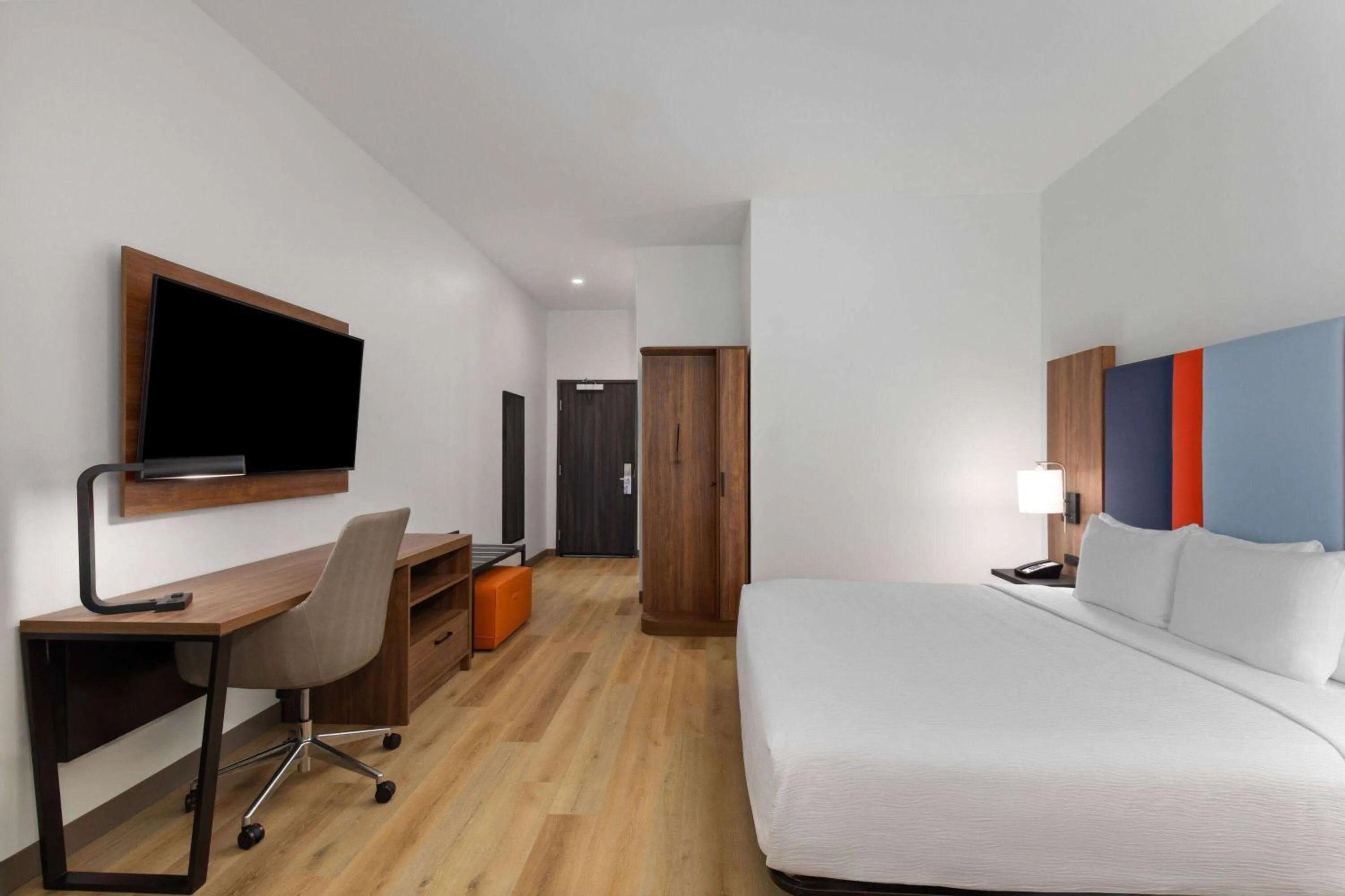 Photo of the whole room, Bed in La Quinta by Wyndham Chelsea Birmingham