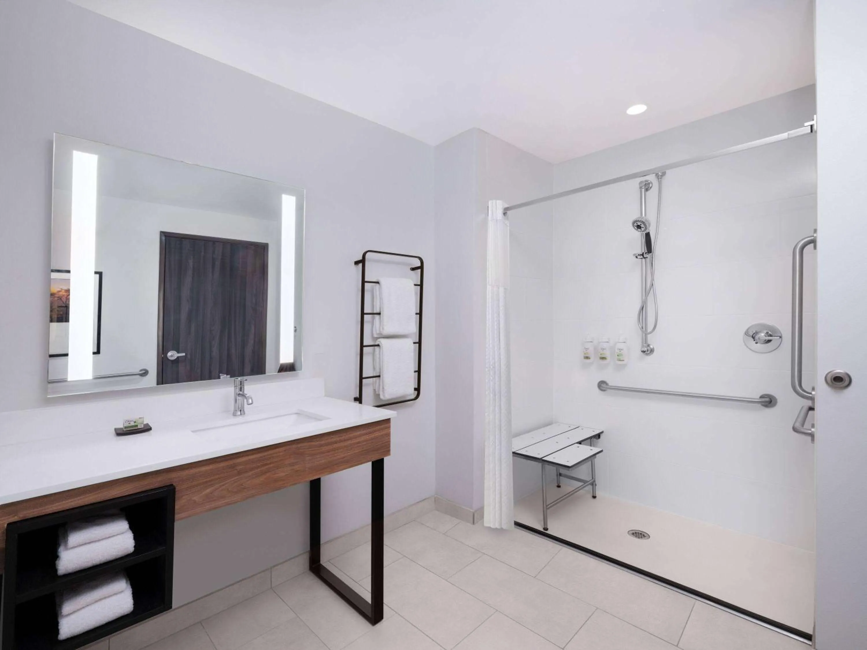Shower in La Quinta by Wyndham Chelsea Birmingham