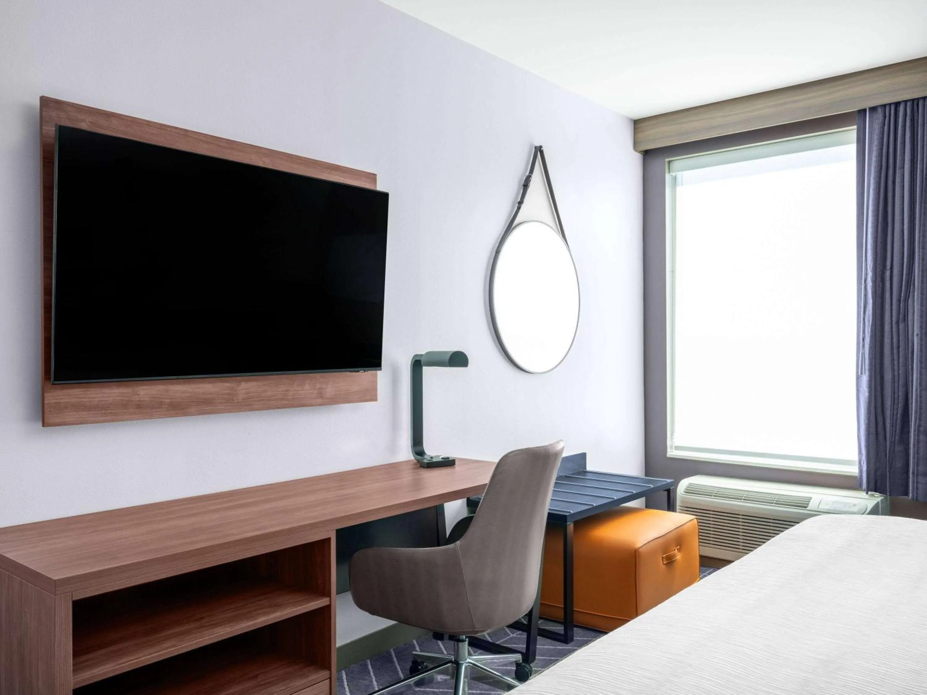 Photo of the whole room, Bed in La Quinta by Wyndham Chelsea Birmingham