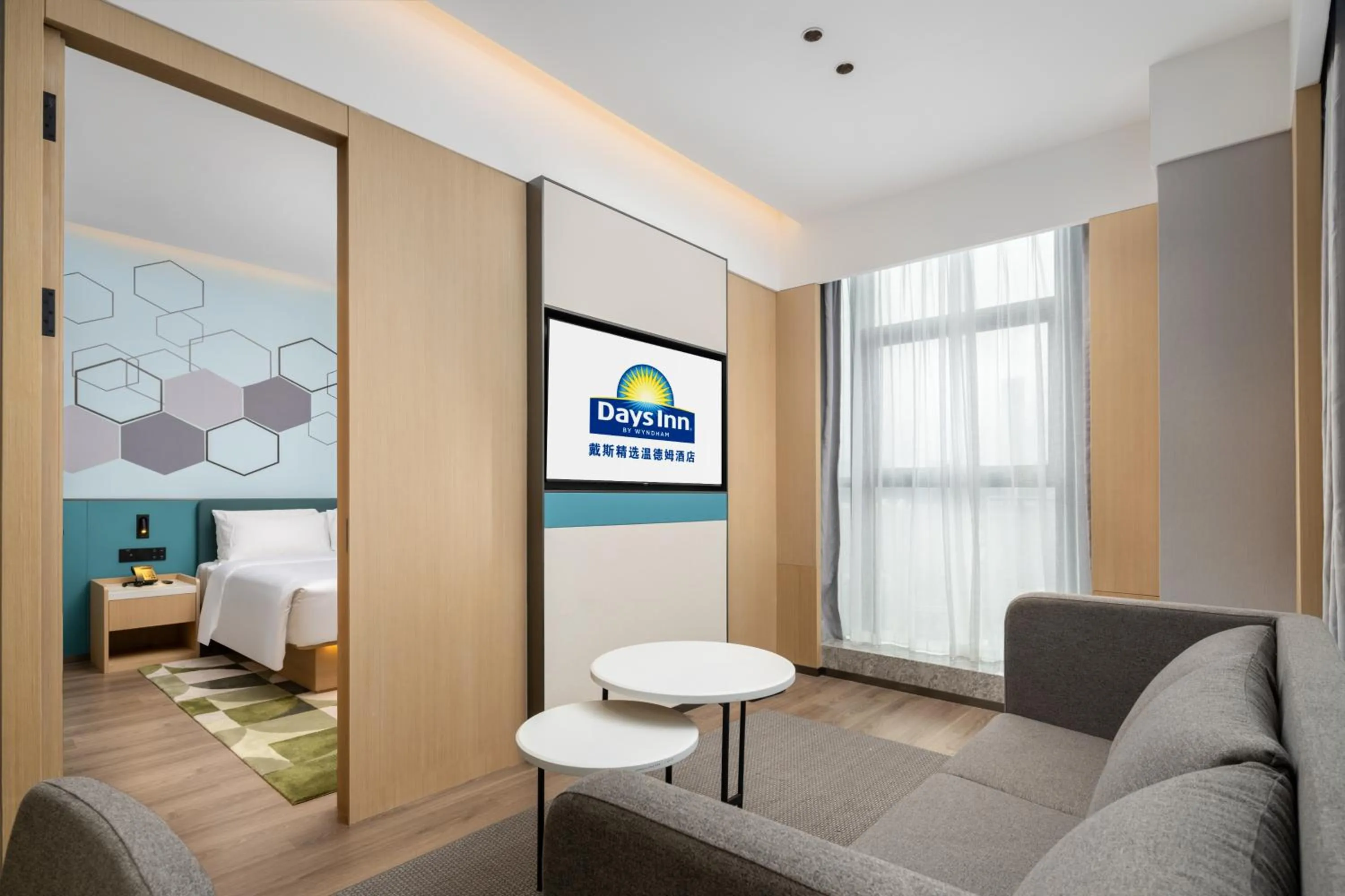 Living room, Bed in Days Inn by Wyndham Zhuhai Gongbei Port