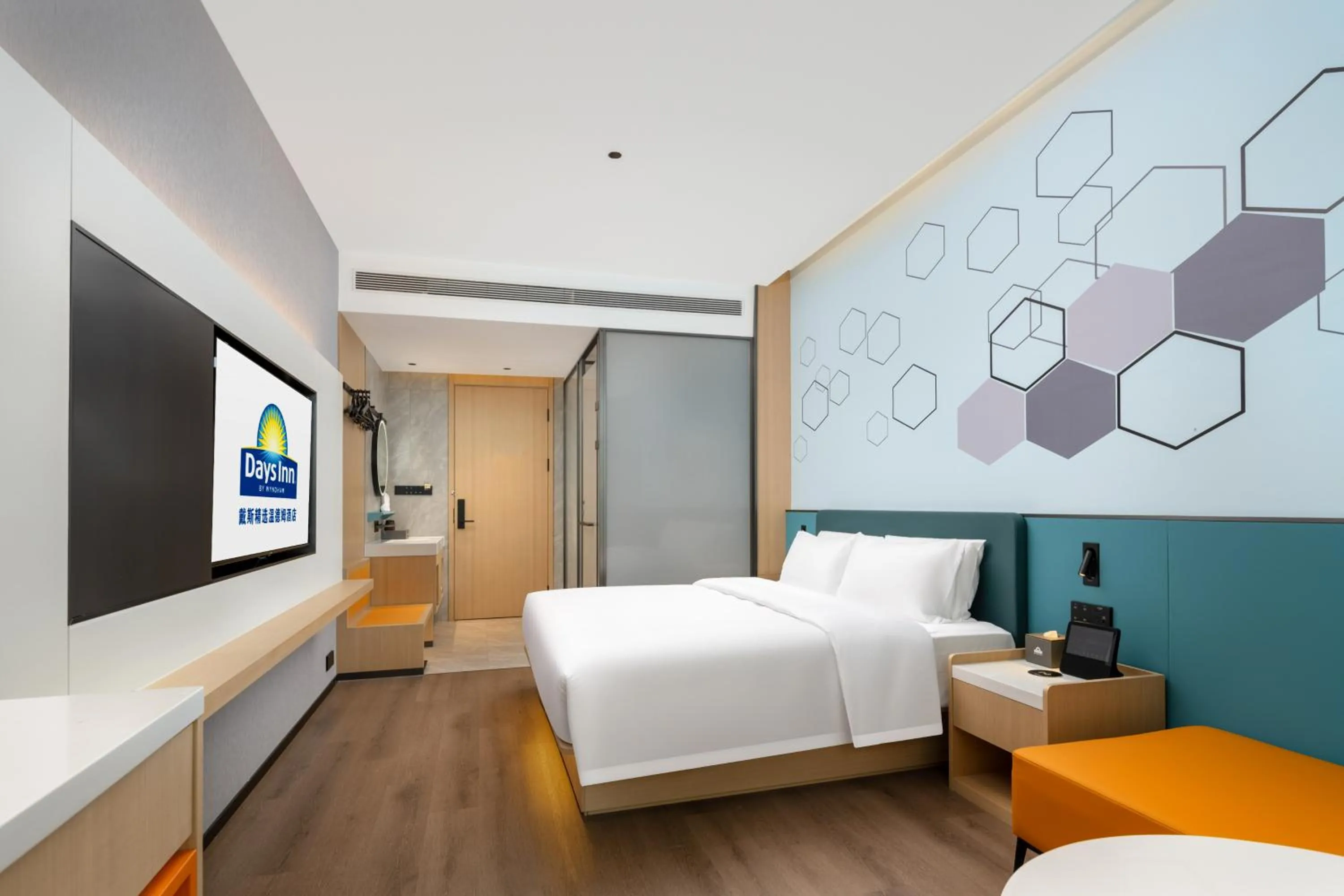 Photo of the whole room, Bed in Days Inn by Wyndham Zhuhai Gongbei Port