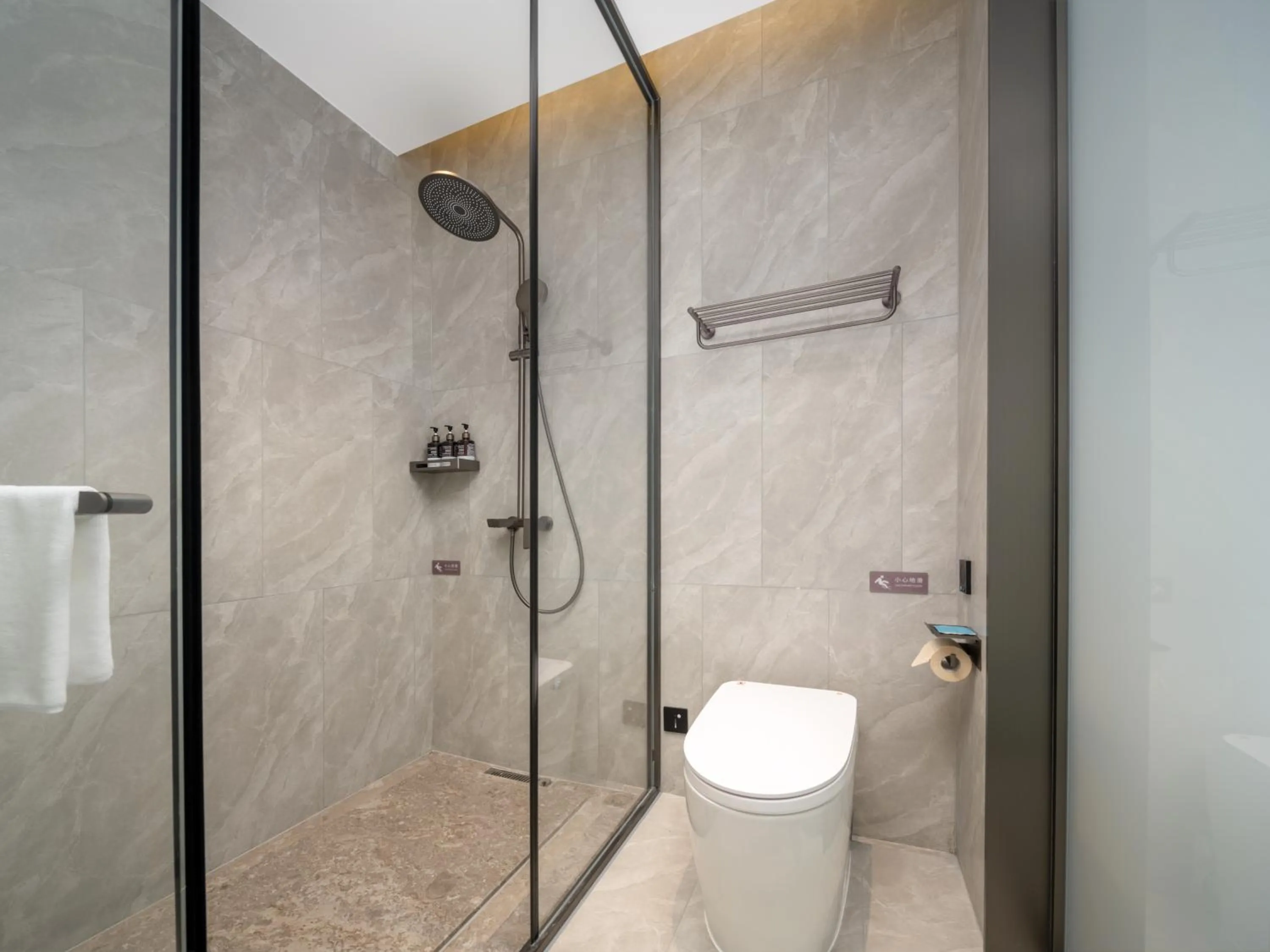 Shower in Days Inn by Wyndham Zhuhai Gongbei Port