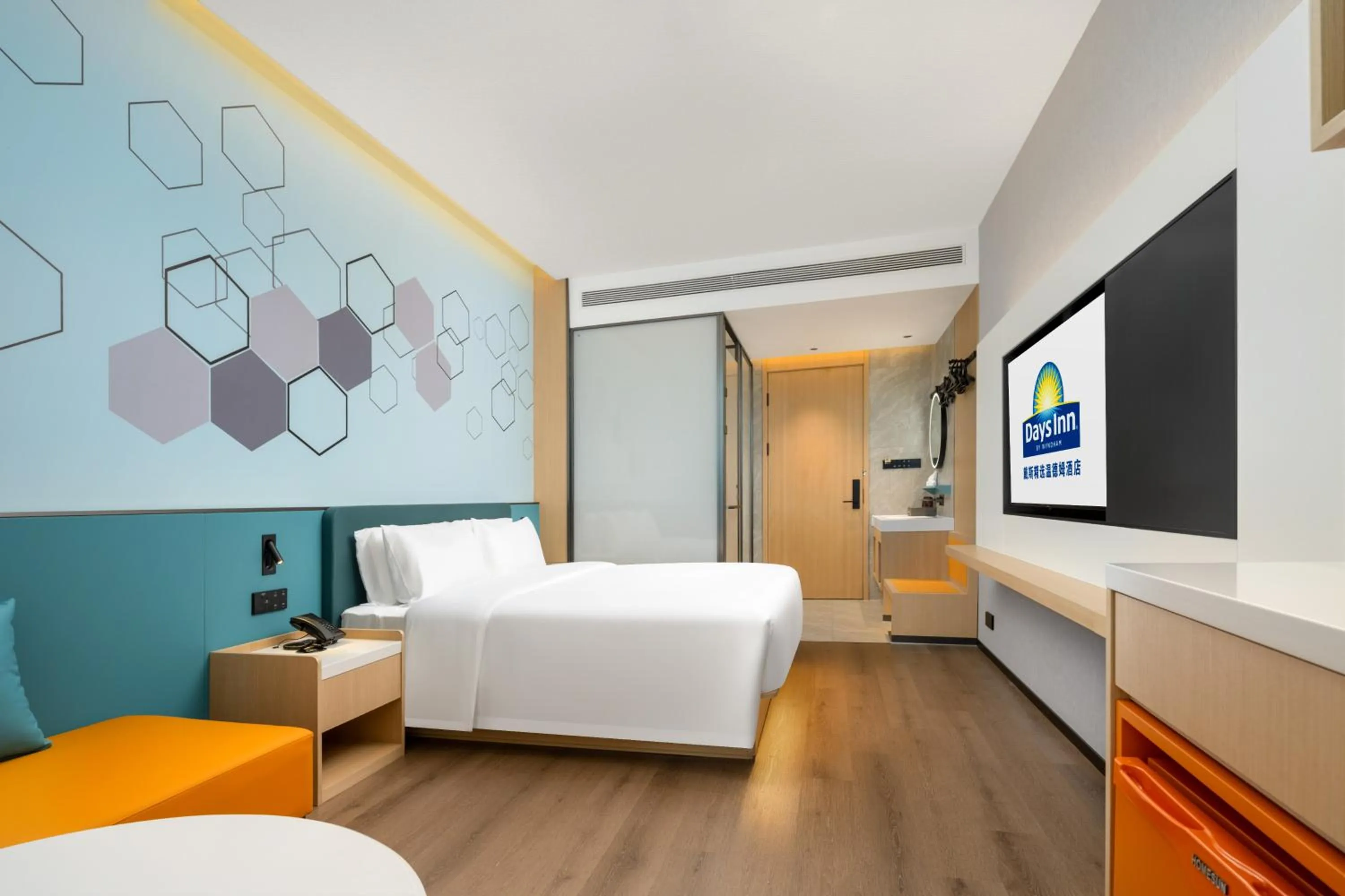 Communal lounge/ TV room, Bed in Days Inn by Wyndham Zhuhai Gongbei Port