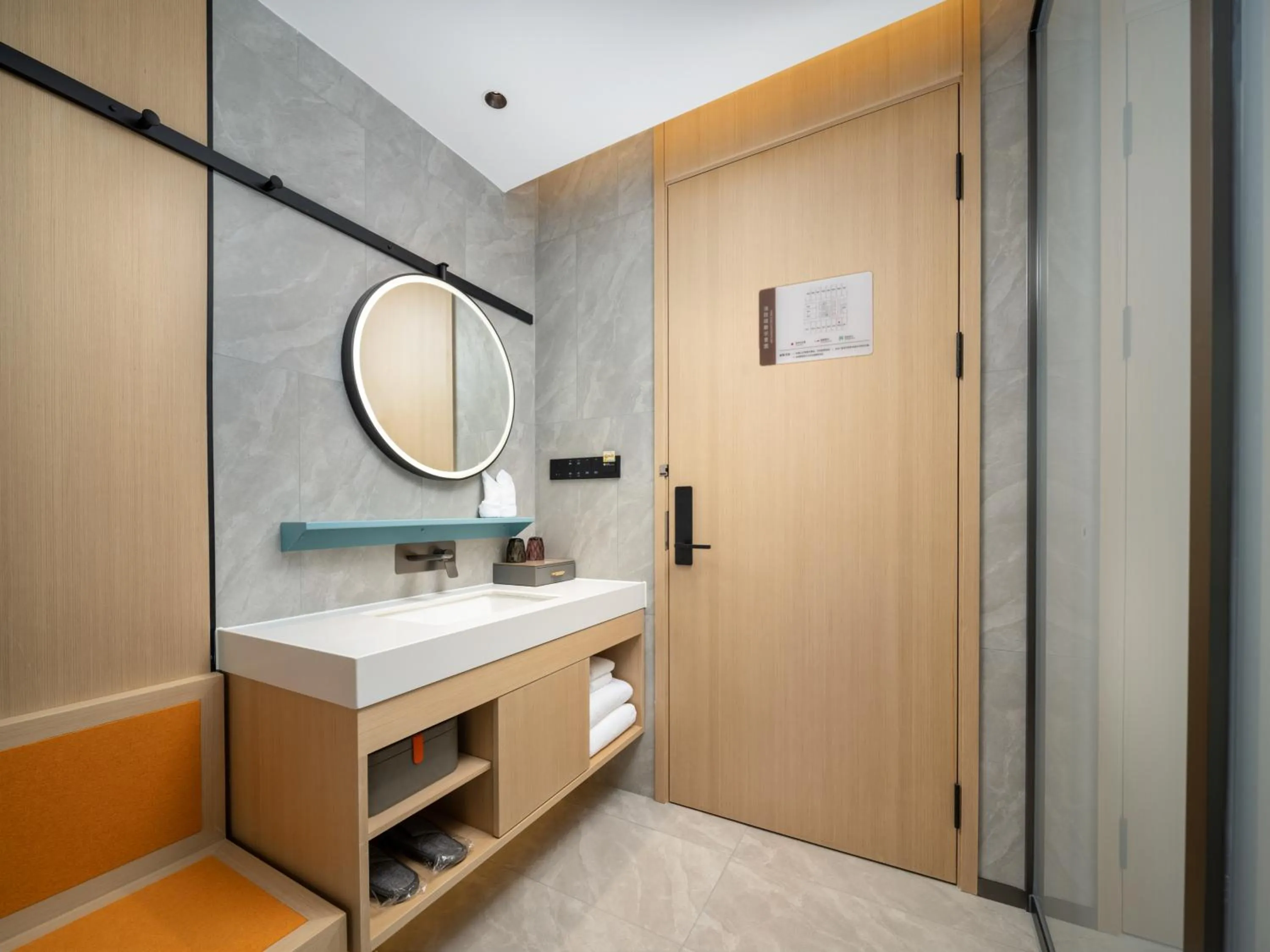 wardrobe in Days Inn by Wyndham Zhuhai Gongbei Port