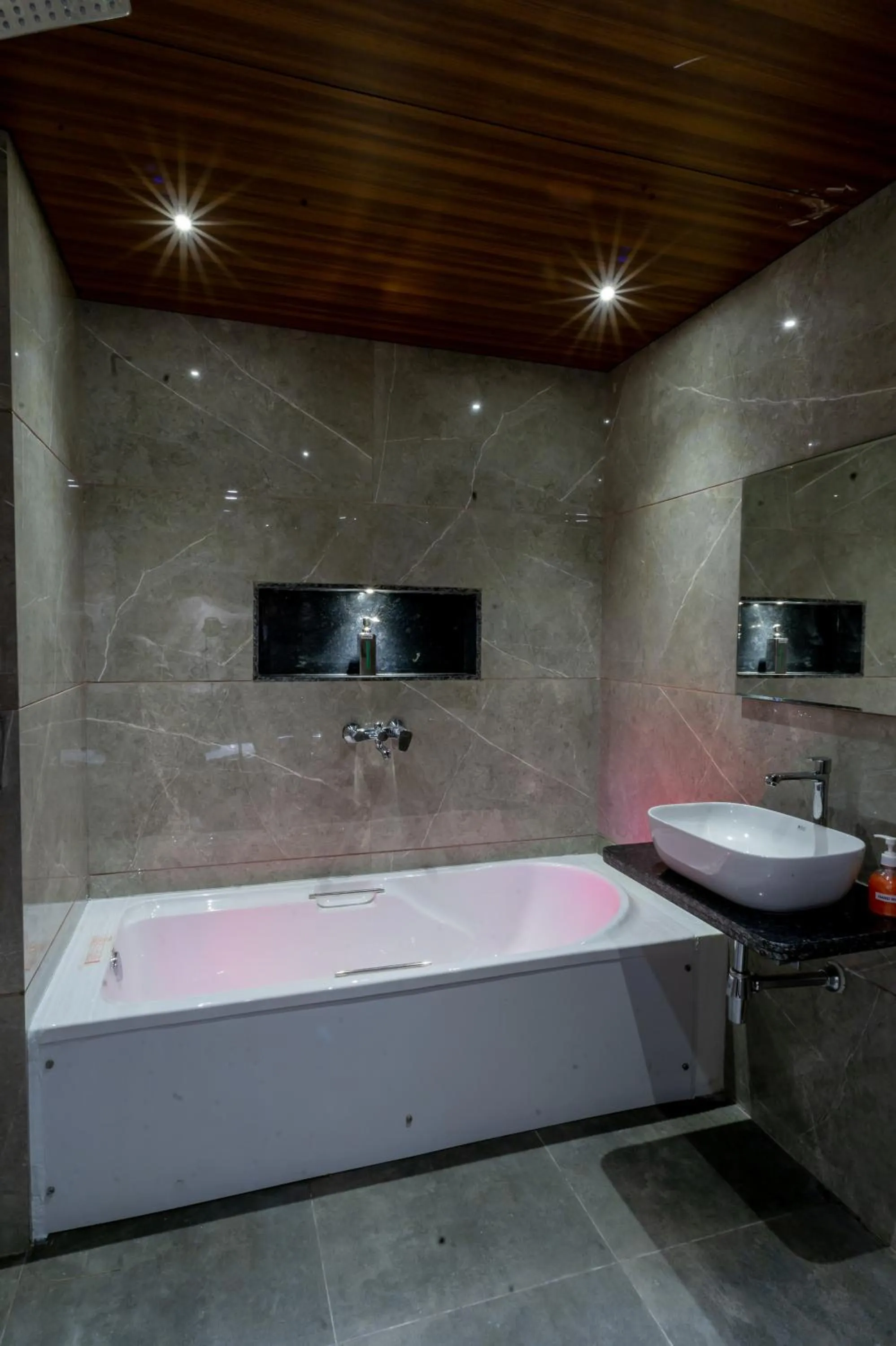 Hot Tub in Hotel Aura Inn Airoli ,Digha