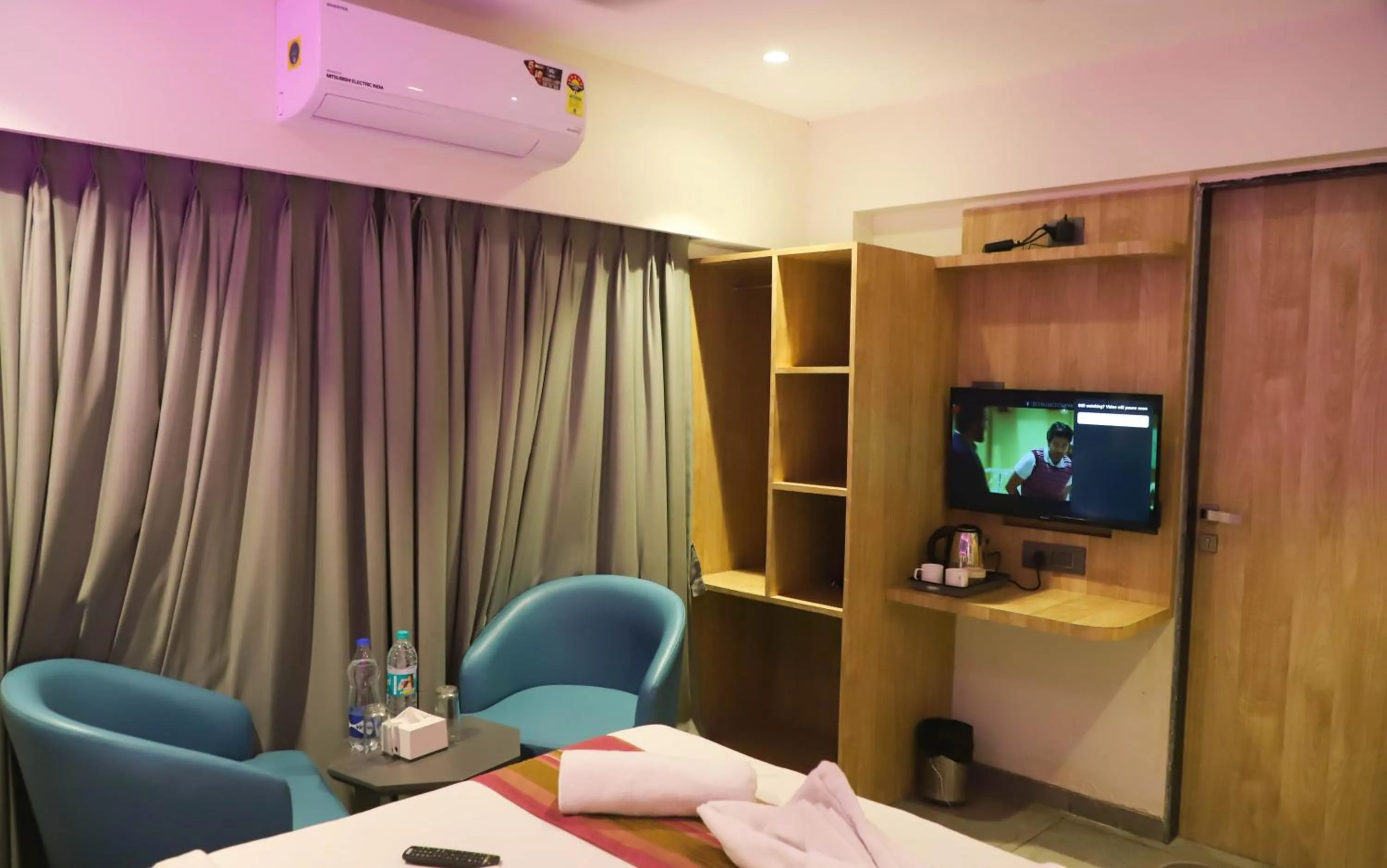 Communal lounge/ TV room, Bed in Hotel Aura Inn Airoli ,Digha
