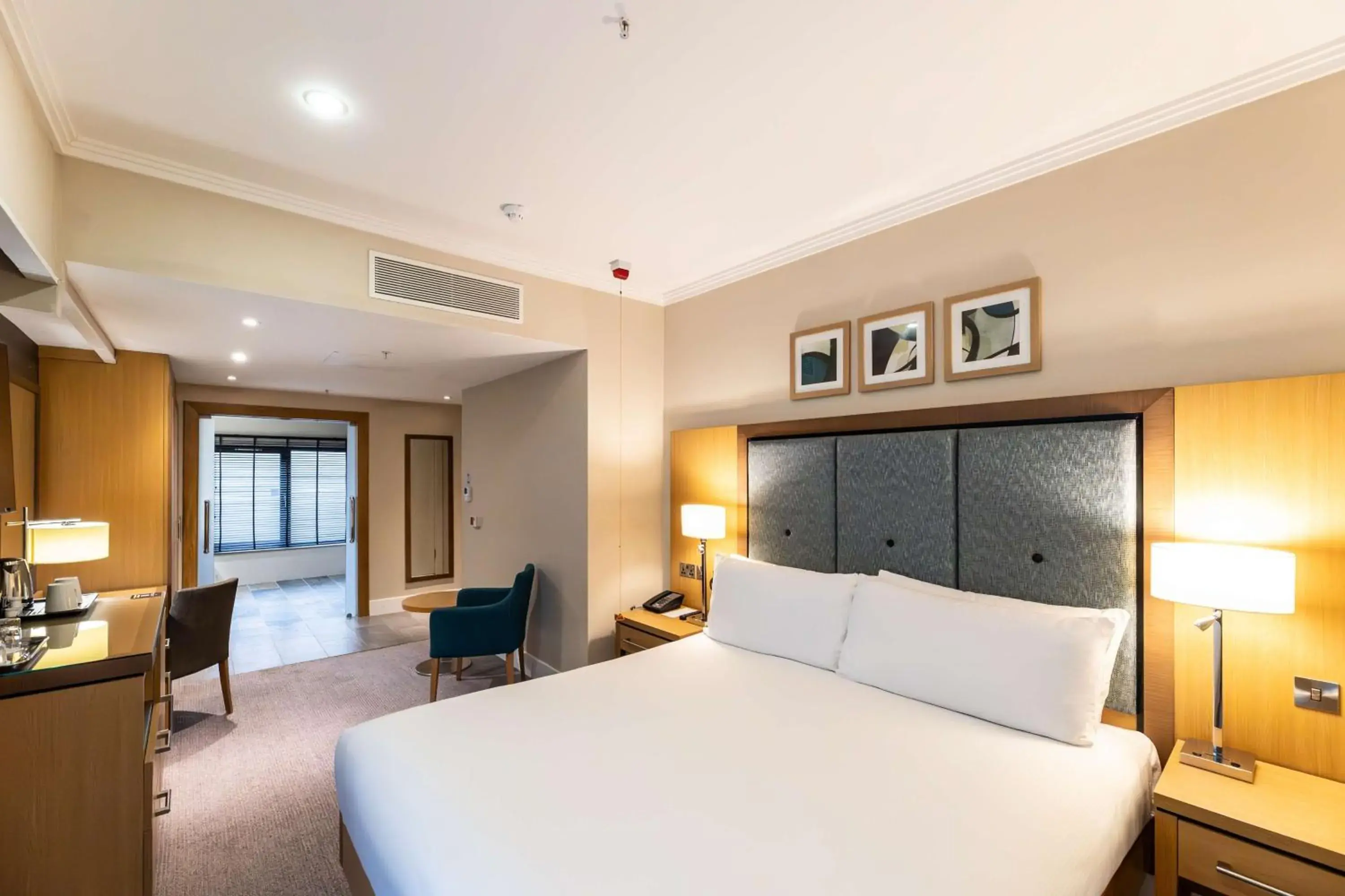 Queen Room - Mobility Access in DoubleTree by Hilton London Victoria Queen Room - Mobility Access in DoubleTree by Hilton London Victoria