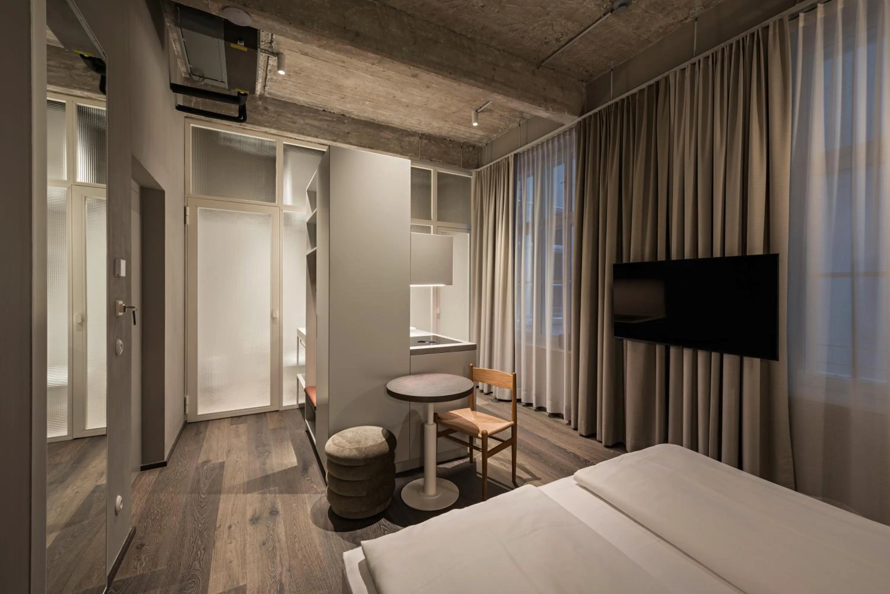 TV and multimedia, Bed in Rooms by Wolfensson - Boutique Hotel