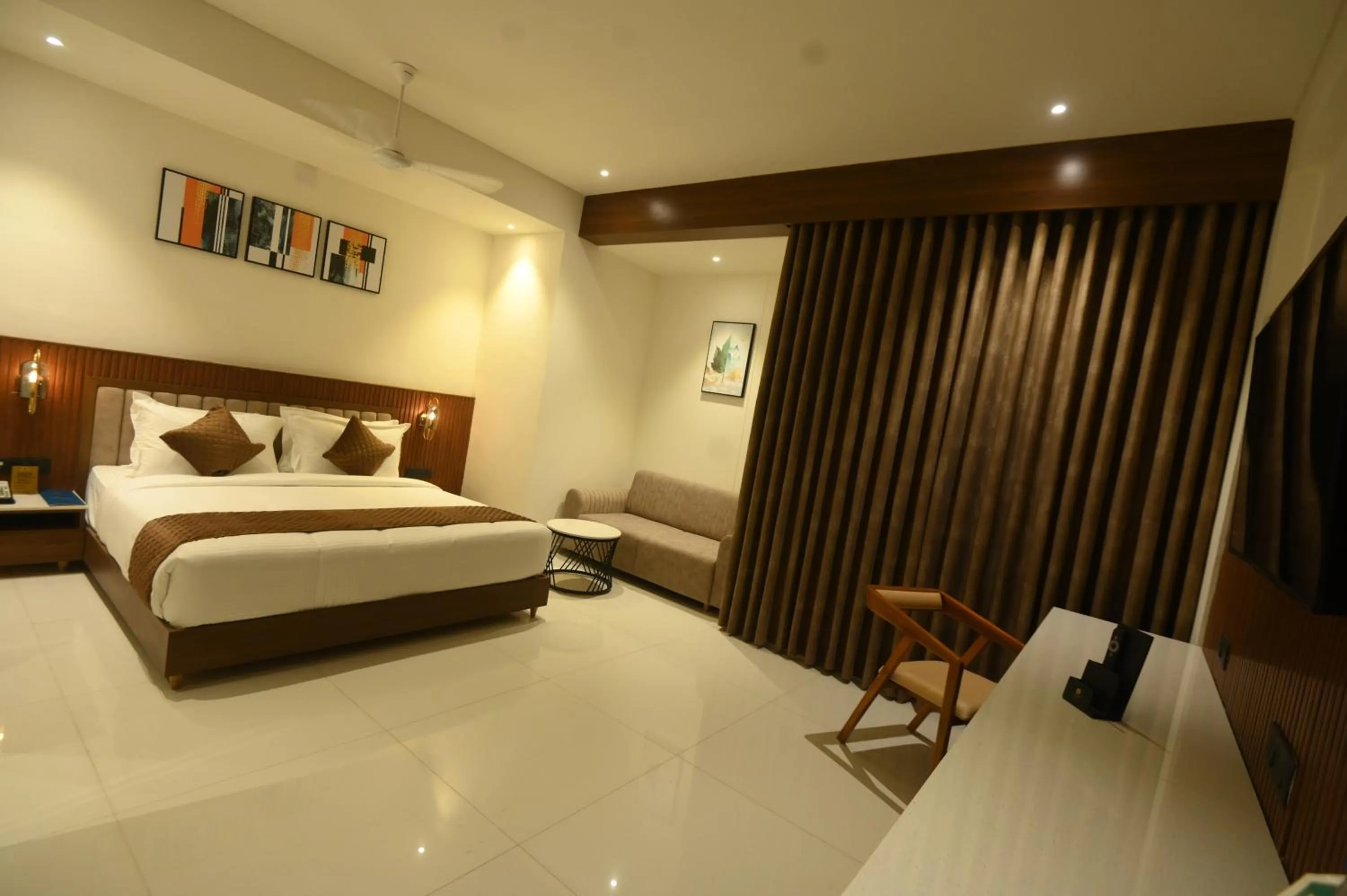 Bedroom, Bed in Kings Kraft Tremezzo Inn, Somnath