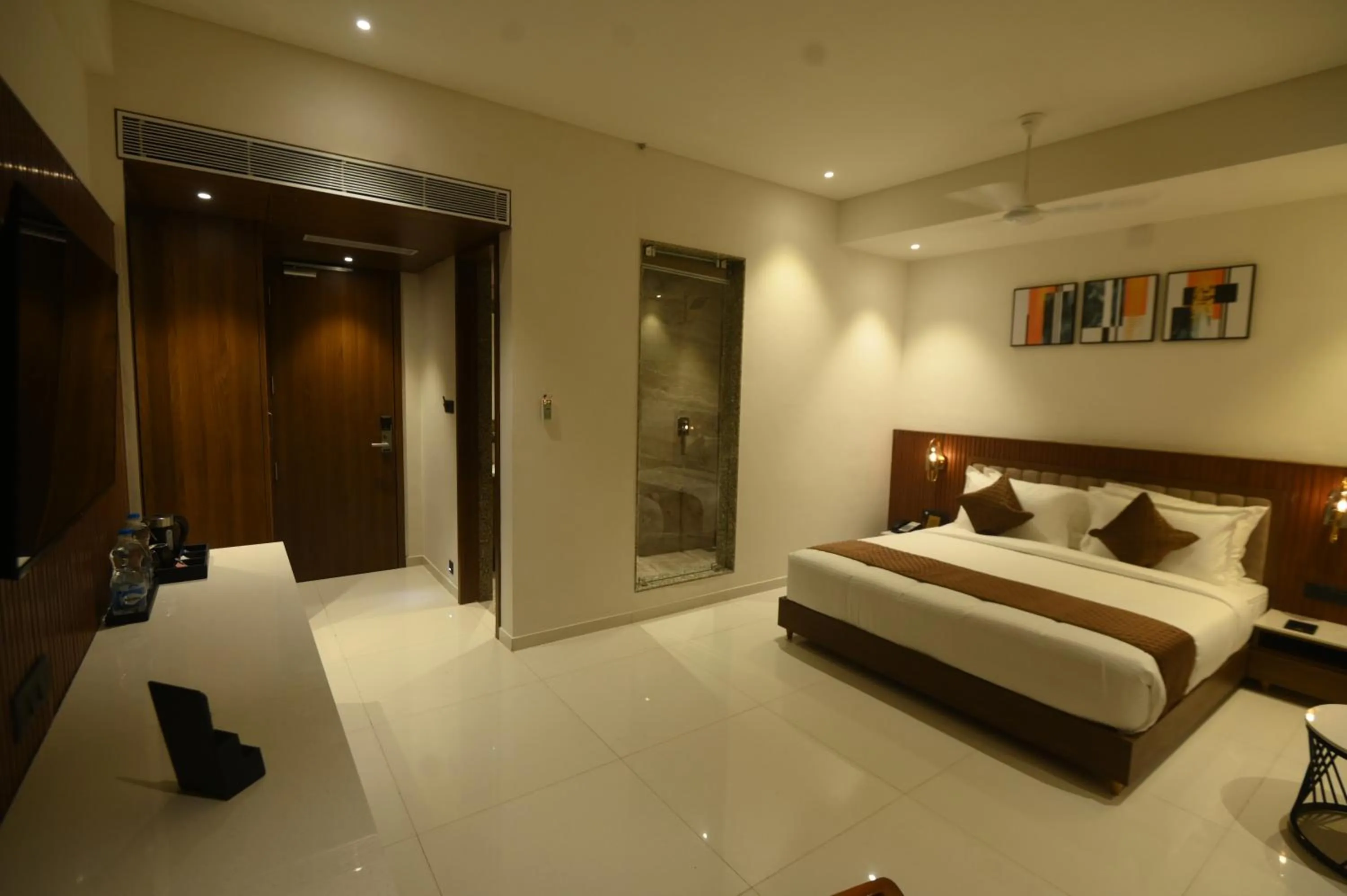 Bedroom, Bed in Kings Kraft Tremezzo Inn, Somnath