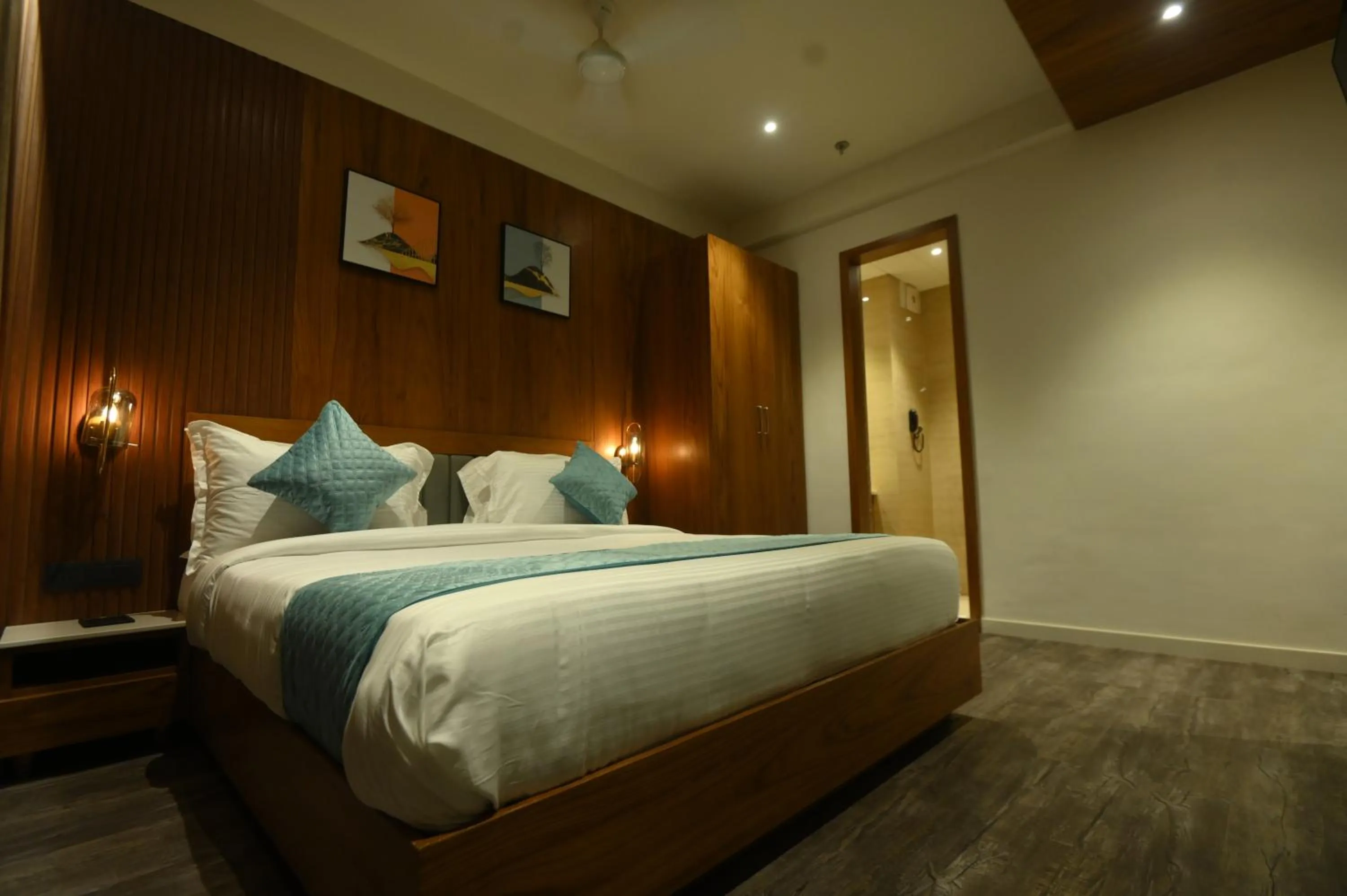 Bedroom, Bed in Kings Kraft Tremezzo Inn, Somnath