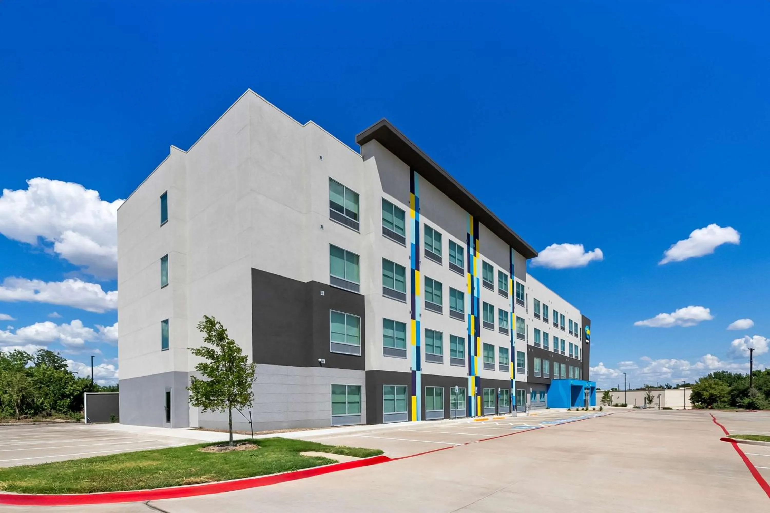 Property building in Tru by Hilton Plano Hwy 75