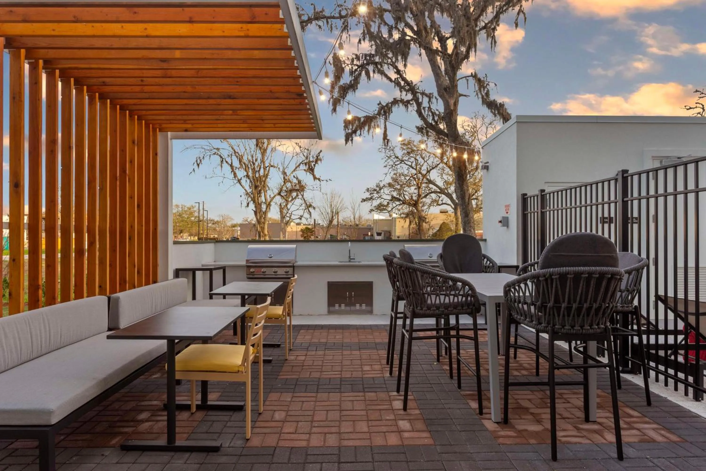 Dining area in Home2 Suites By Hilton Lake Jackson