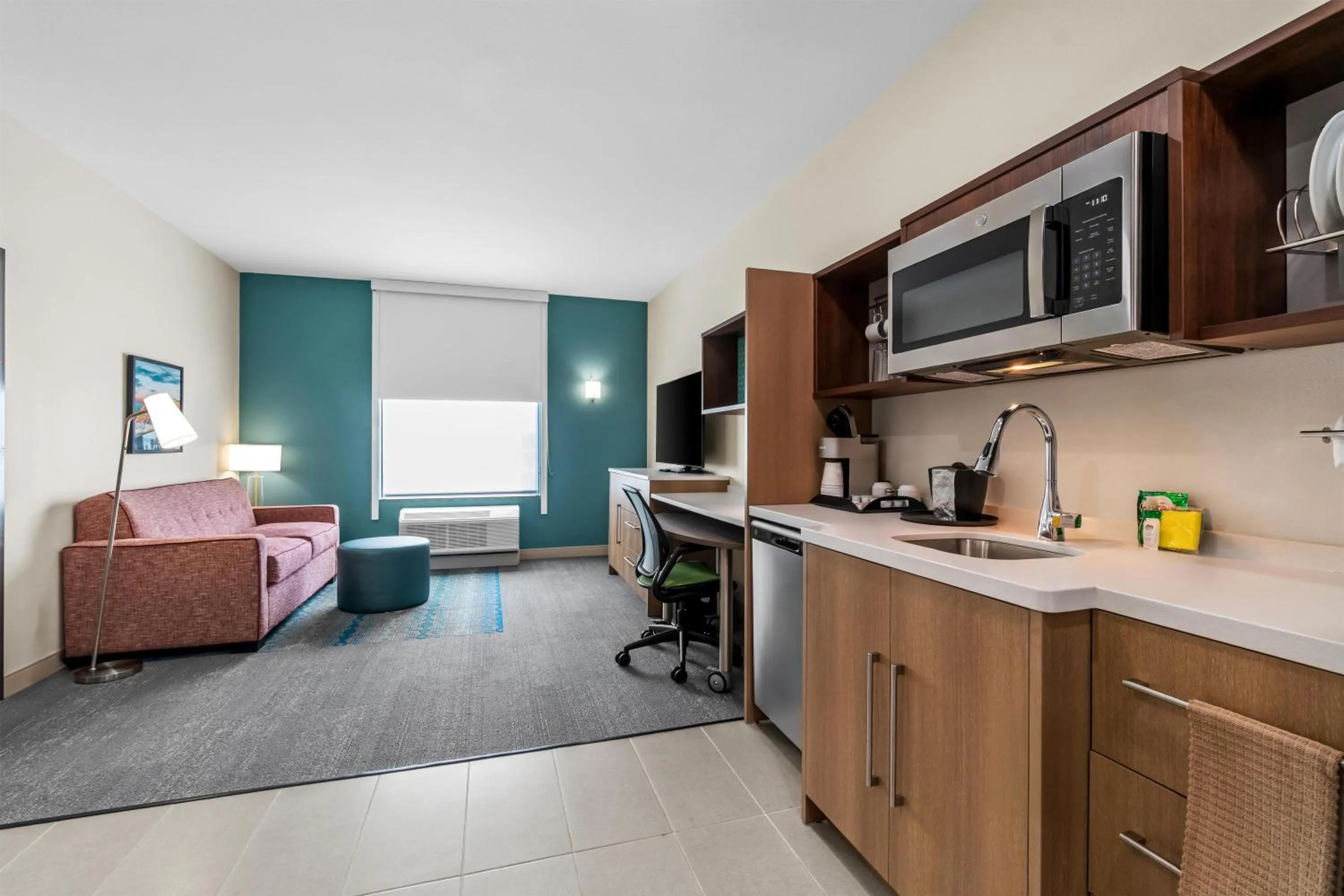 Living room, Bed in Home2 Suites By Hilton Marion