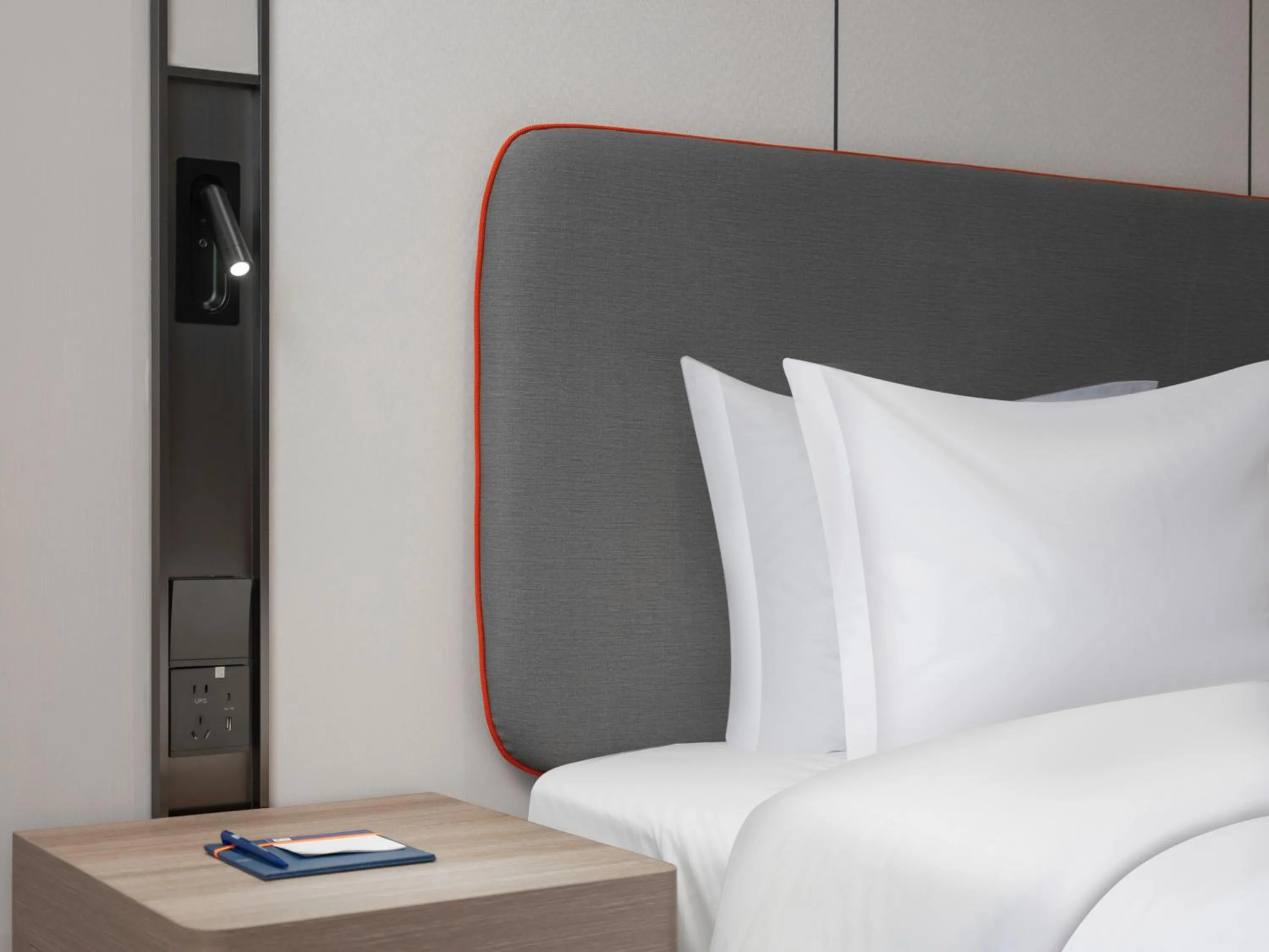 Photo of the whole room, Bed in Holiday Inn Express Zhengzhou Garden Road