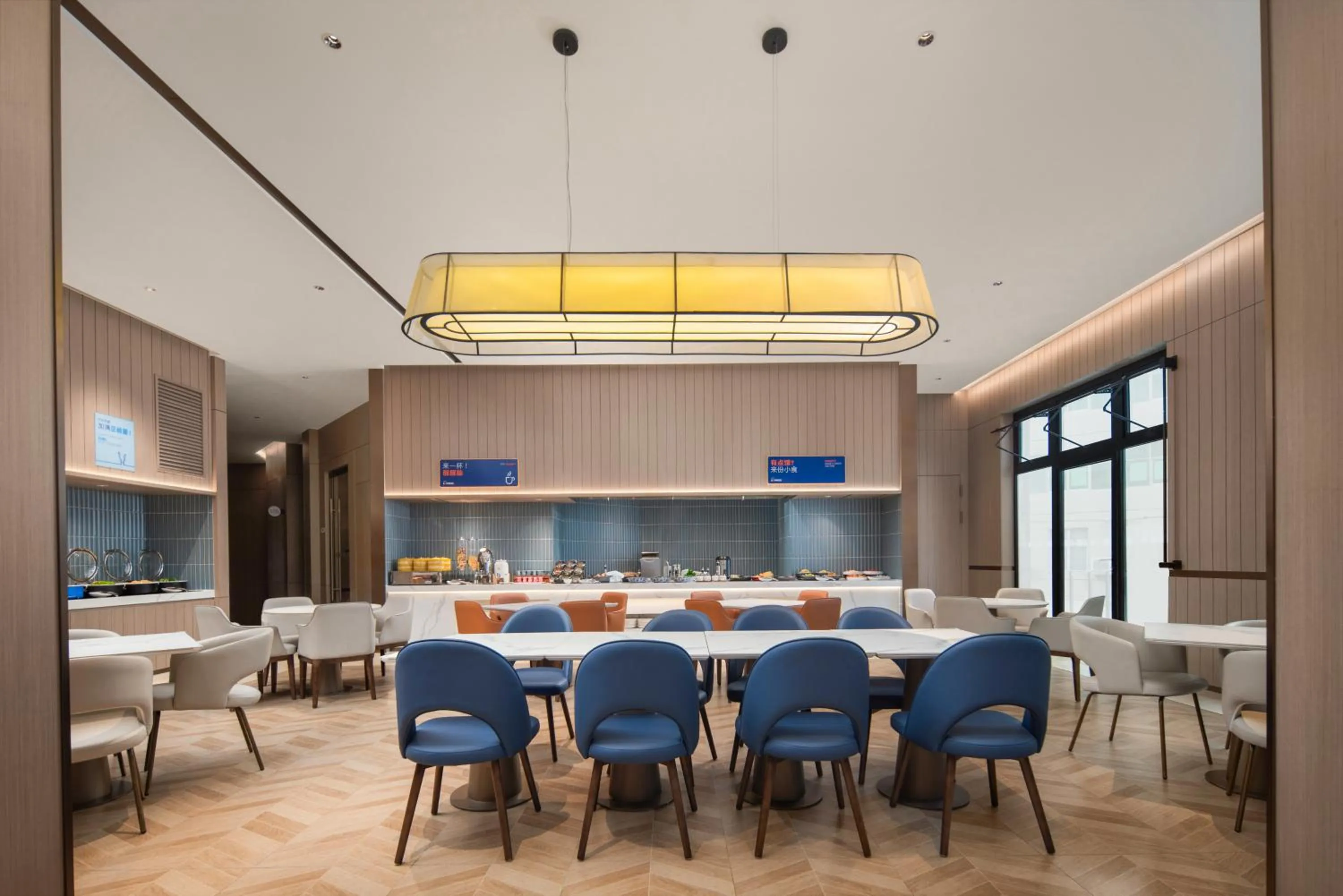 Restaurant/places to eat in Holiday Inn Express Zhengzhou Garden Road