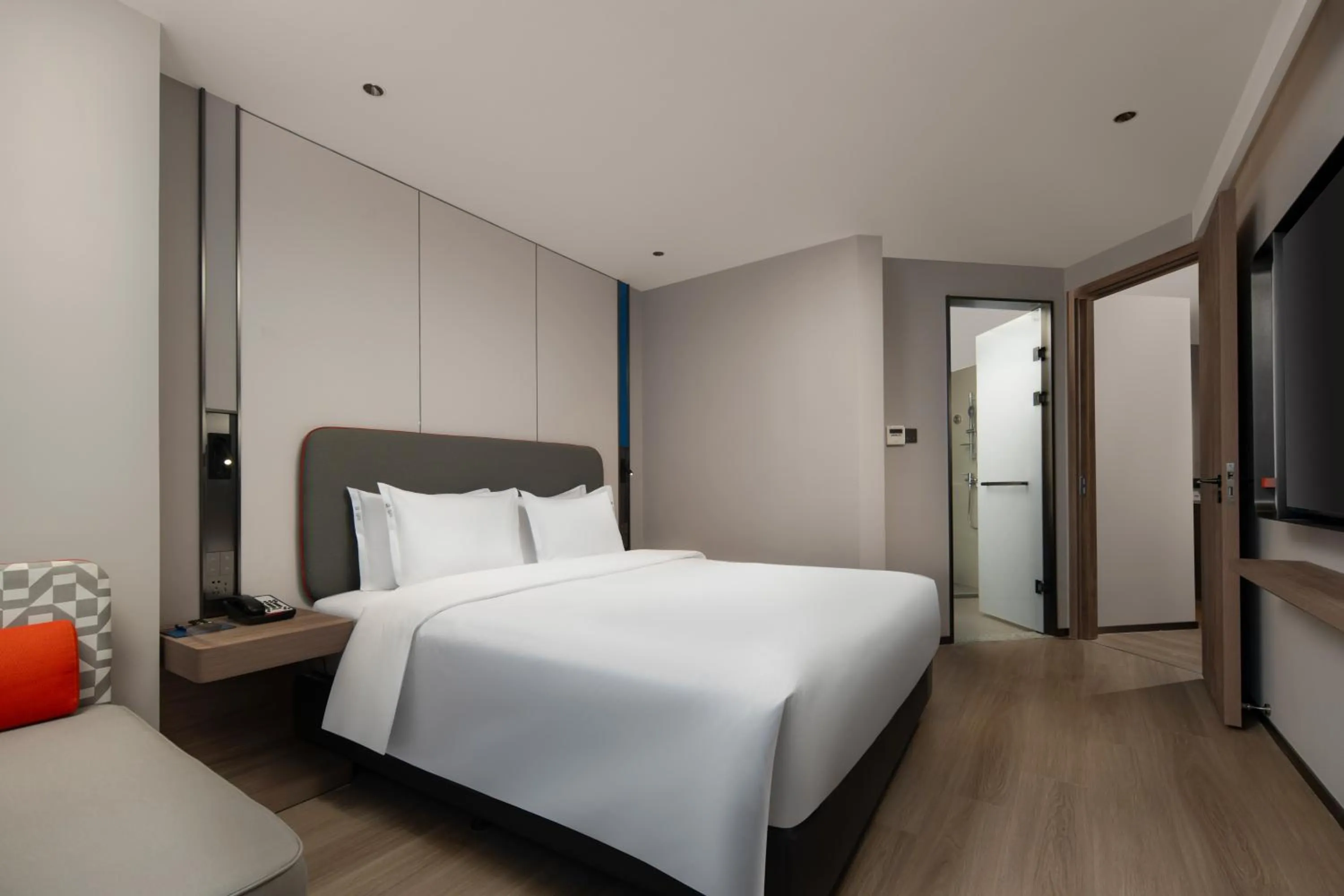 Photo of the whole room, Bed in Holiday Inn Express Zhengzhou Garden Road