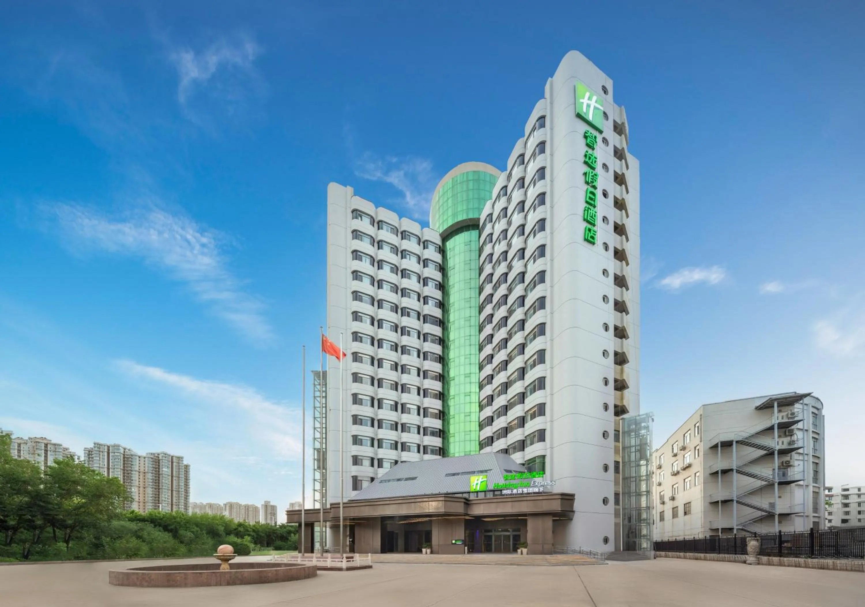 Property building in Holiday Inn Express Zhengzhou Garden Road