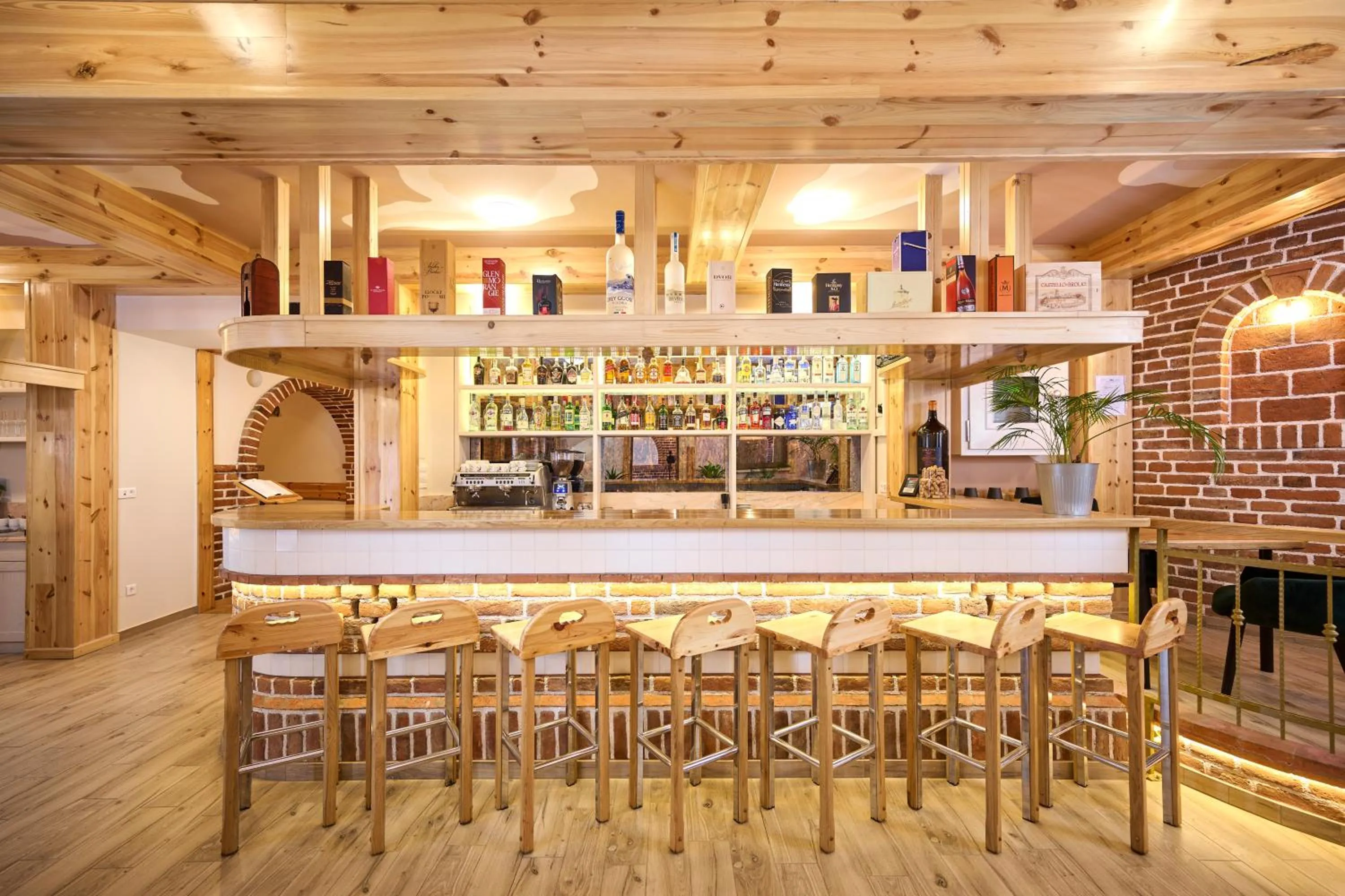 Restaurant/places to eat in Hotel Kadoor