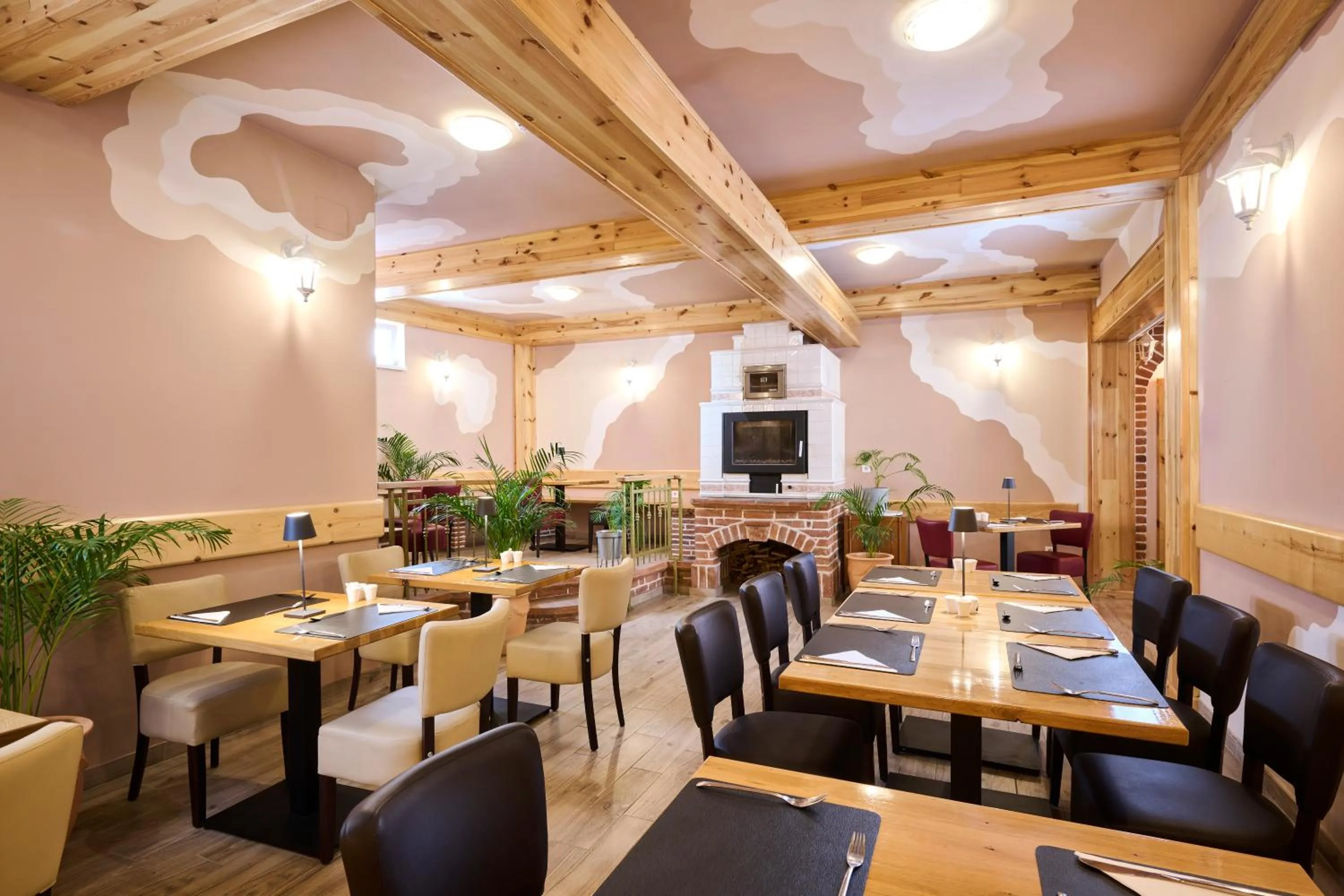 Restaurant/places to eat in Hotel Kadoor