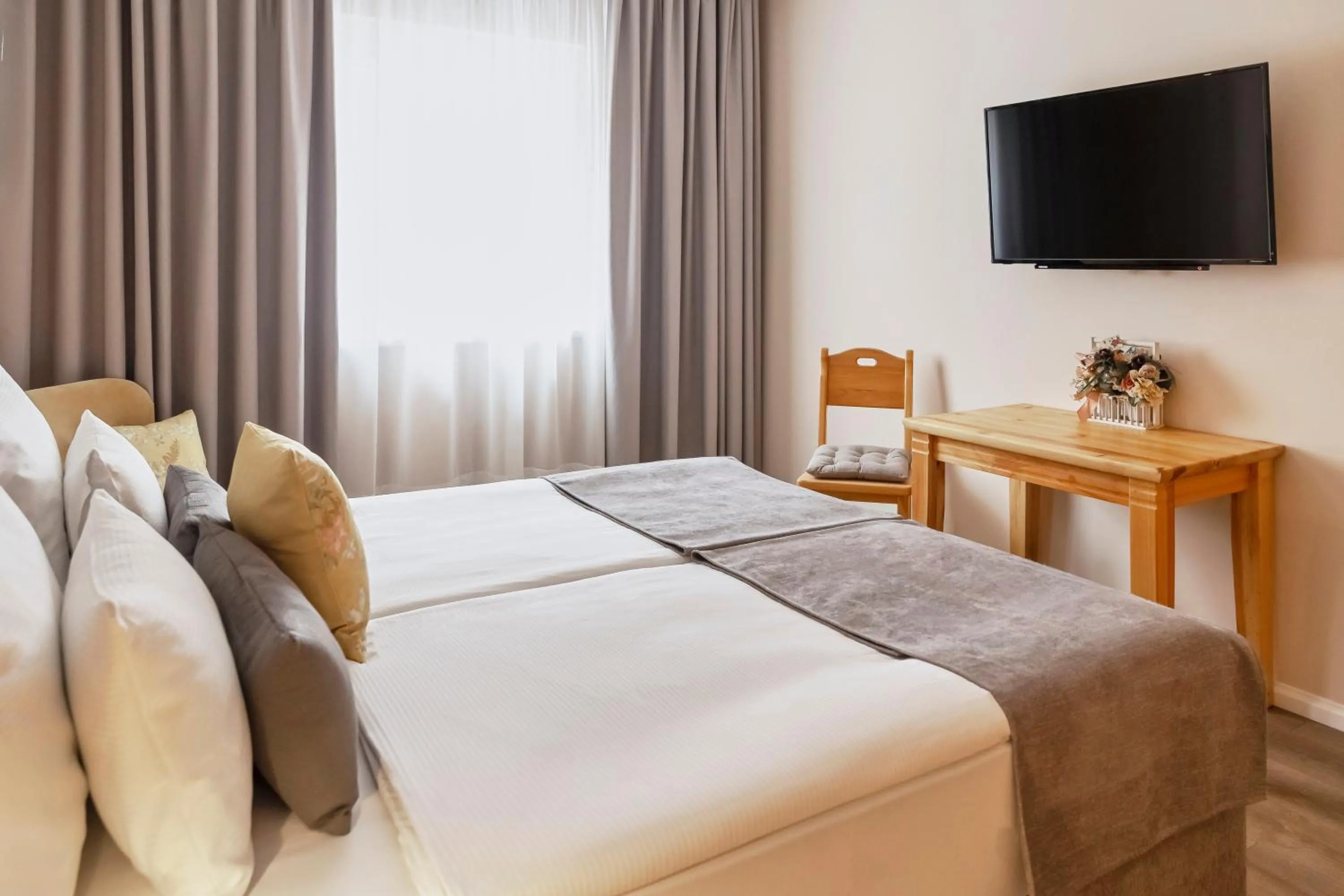 Seating area, Bed in Hotel Kadoor