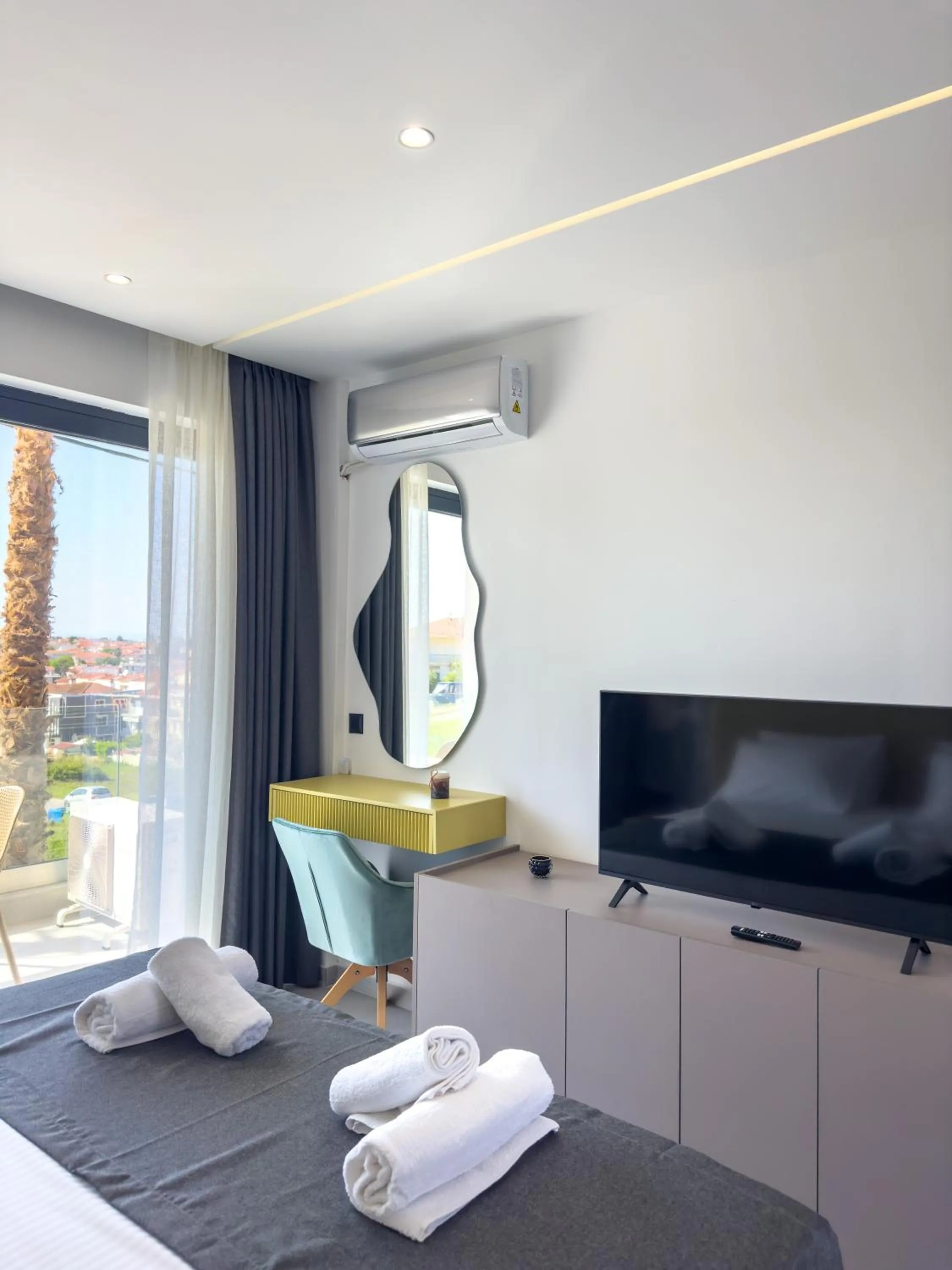 Communal lounge/ TV room, Bed in MONO ALEX Kallithea