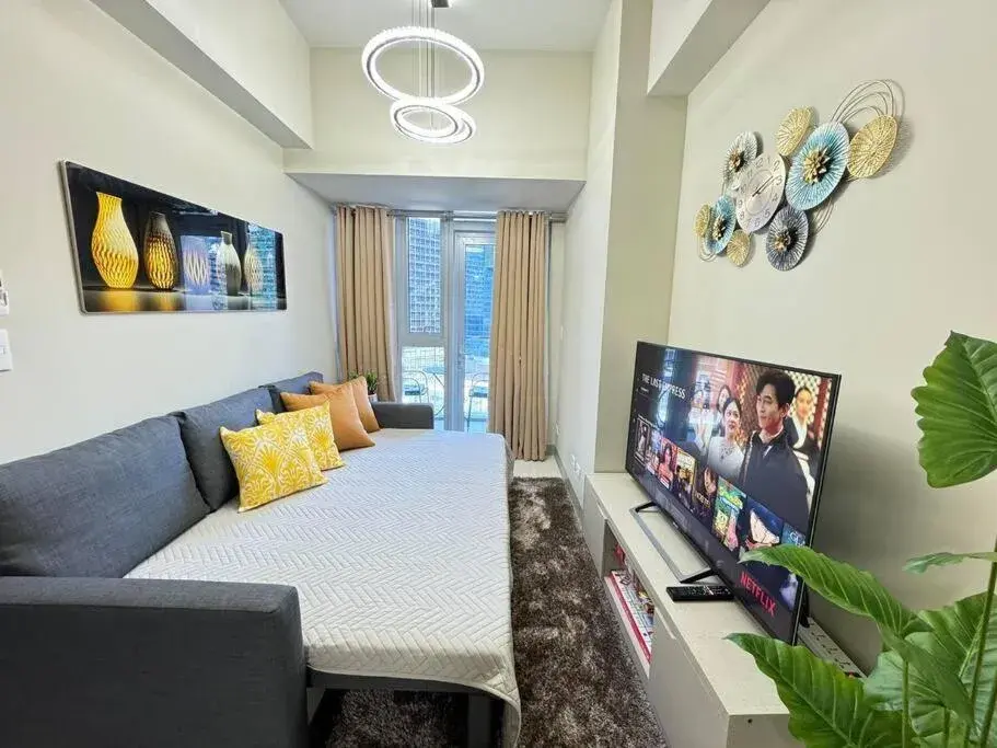 Executive Gem beside Malls and Bars at Uptown BGC Executive Gem beside Malls and Bars at Uptown BGC