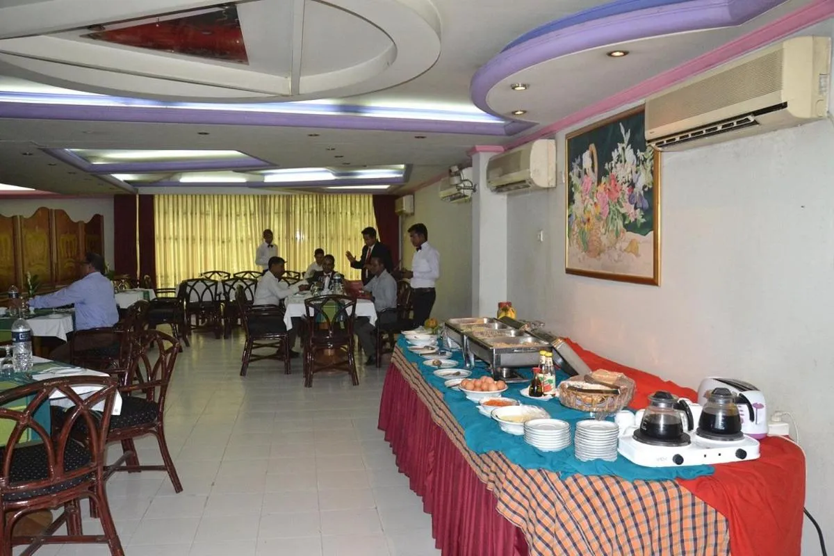 Restaurant/places to eat in Hotel de Crystal Crown