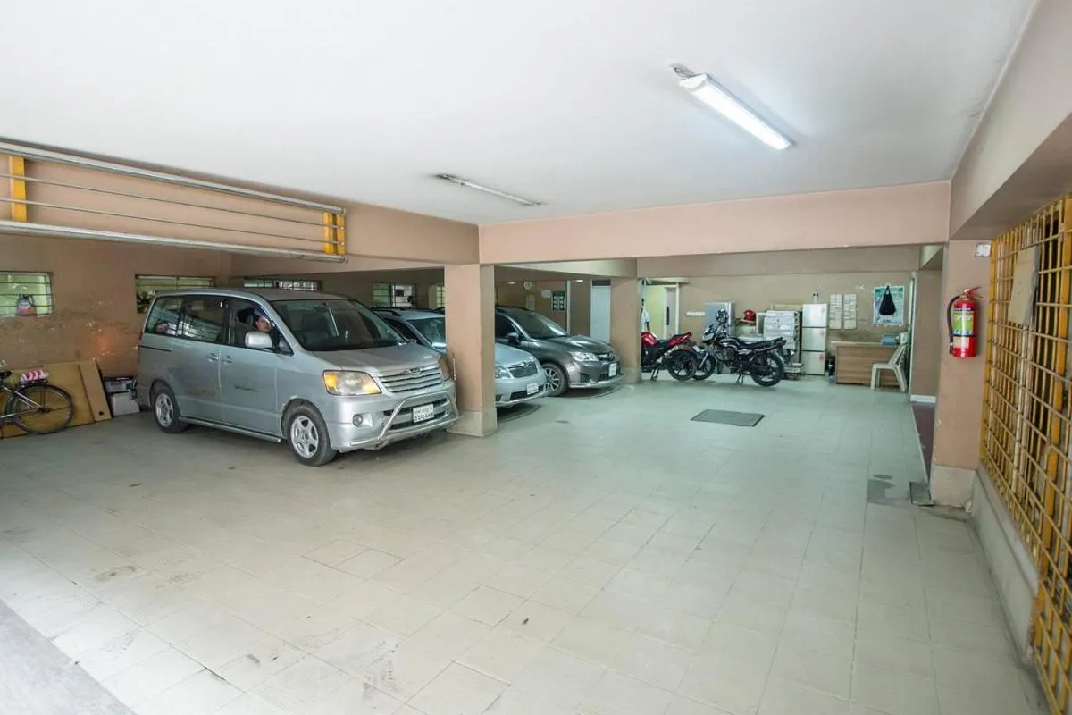 Parking in Hotel de Crystal Crown