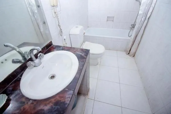 Shower in Hotel de Crystal Crown