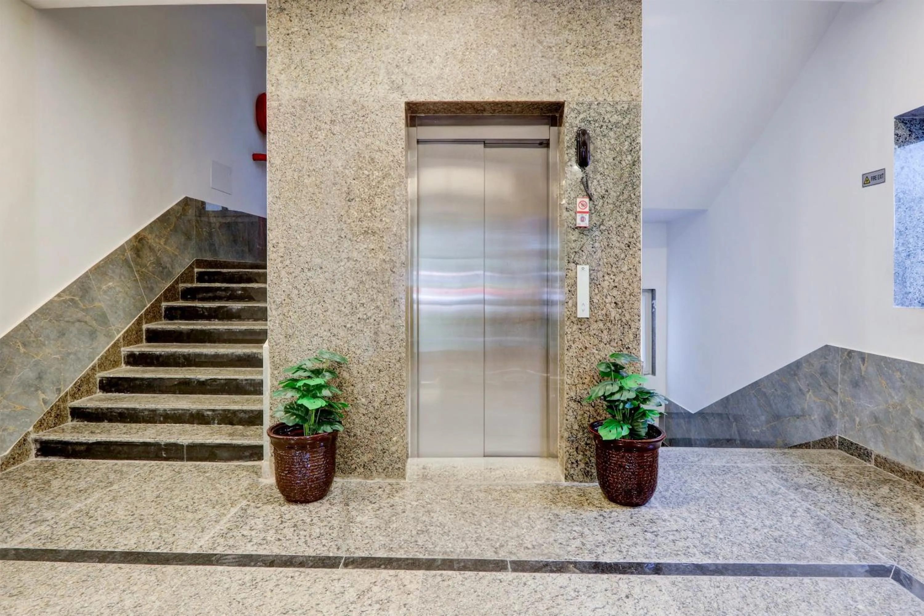 Lobby or reception in Super Townhouse OAK BHOOJA HOTELS