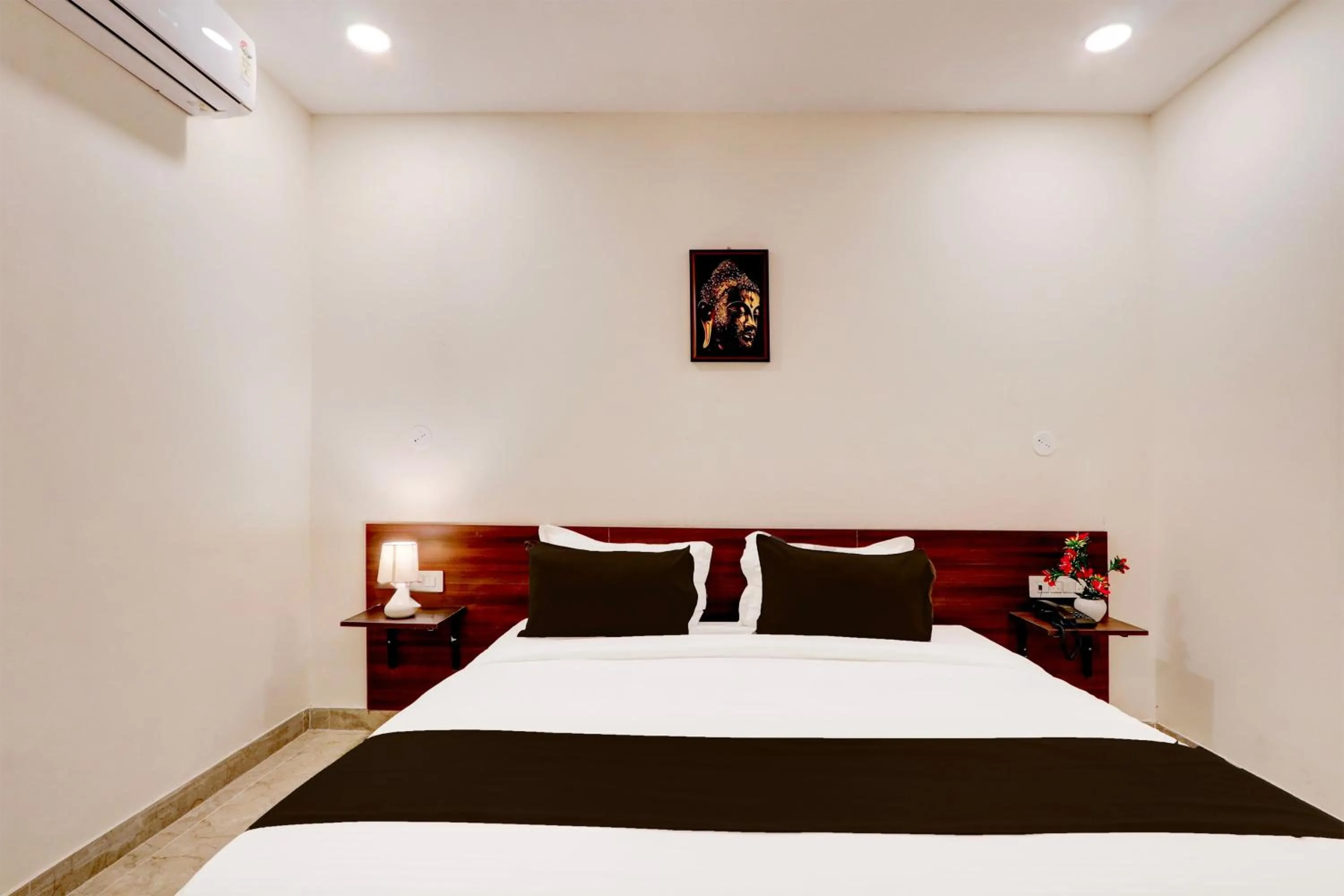 Bedroom, Bed in Super Townhouse OAK BHOOJA HOTELS