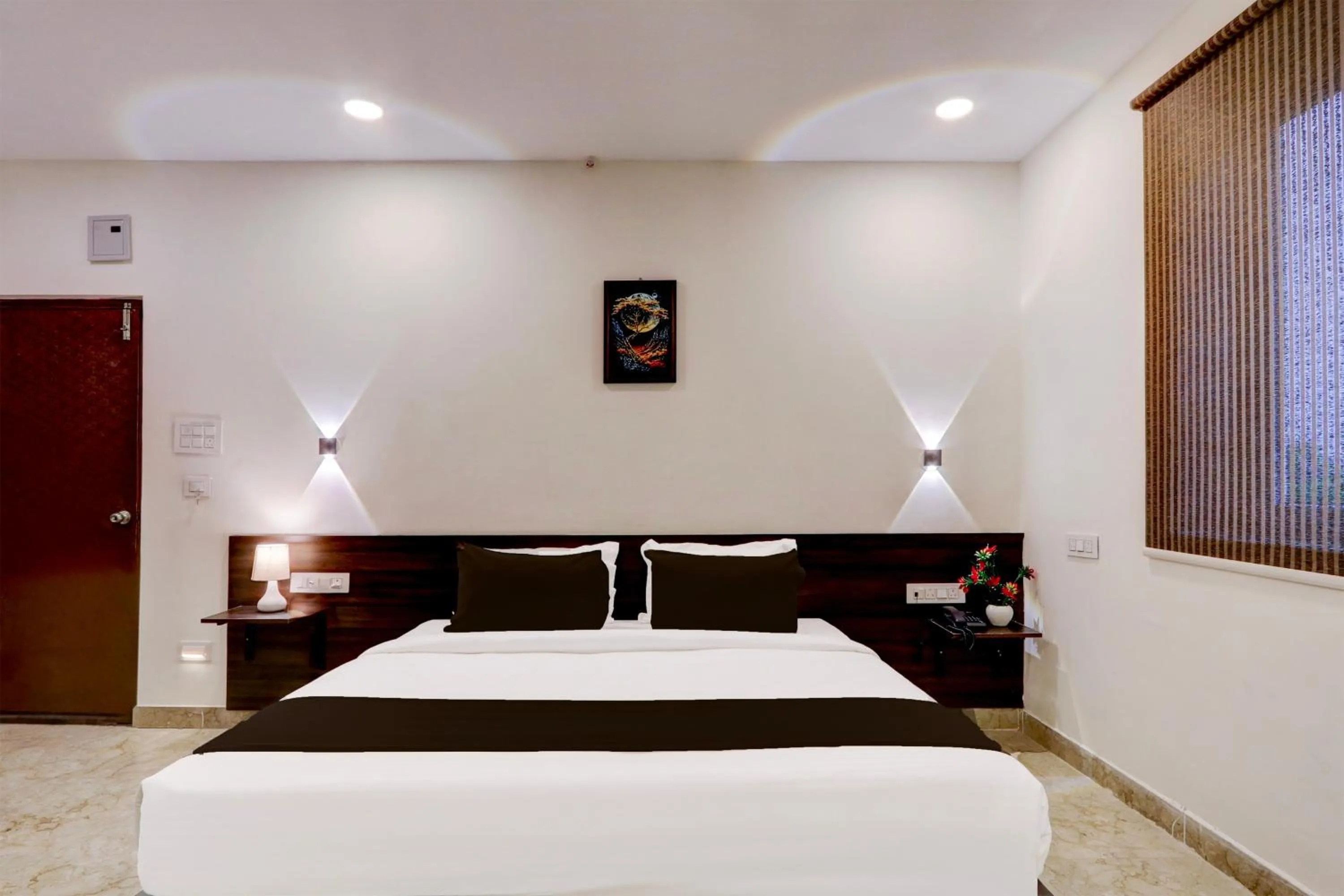 Bedroom, Bed in Super Townhouse OAK BHOOJA HOTELS