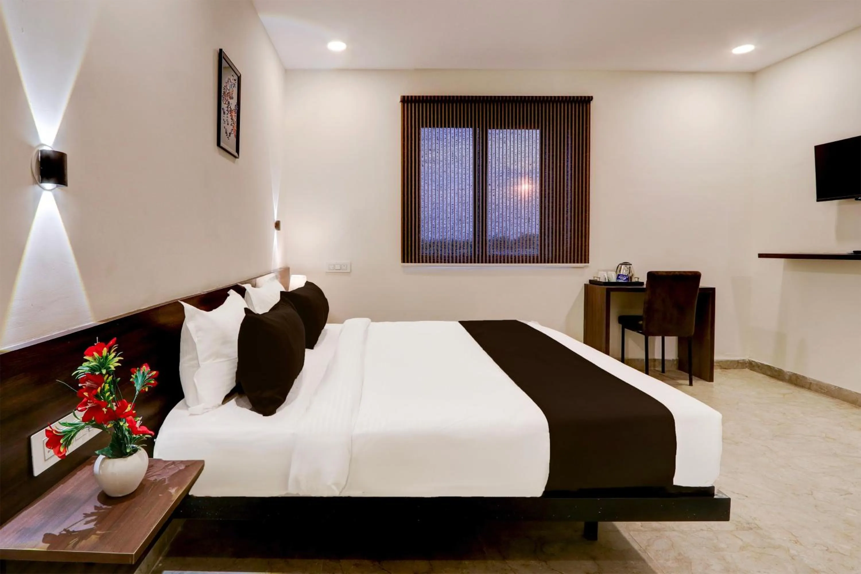 Bedroom, Bed in Super Townhouse OAK BHOOJA HOTELS