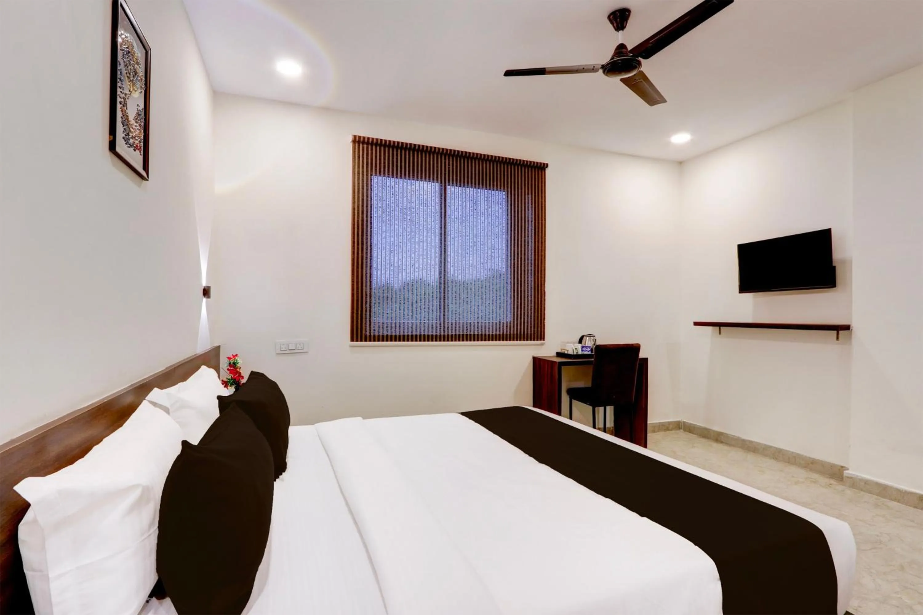 Bedroom, Bed in Super Townhouse OAK BHOOJA HOTELS