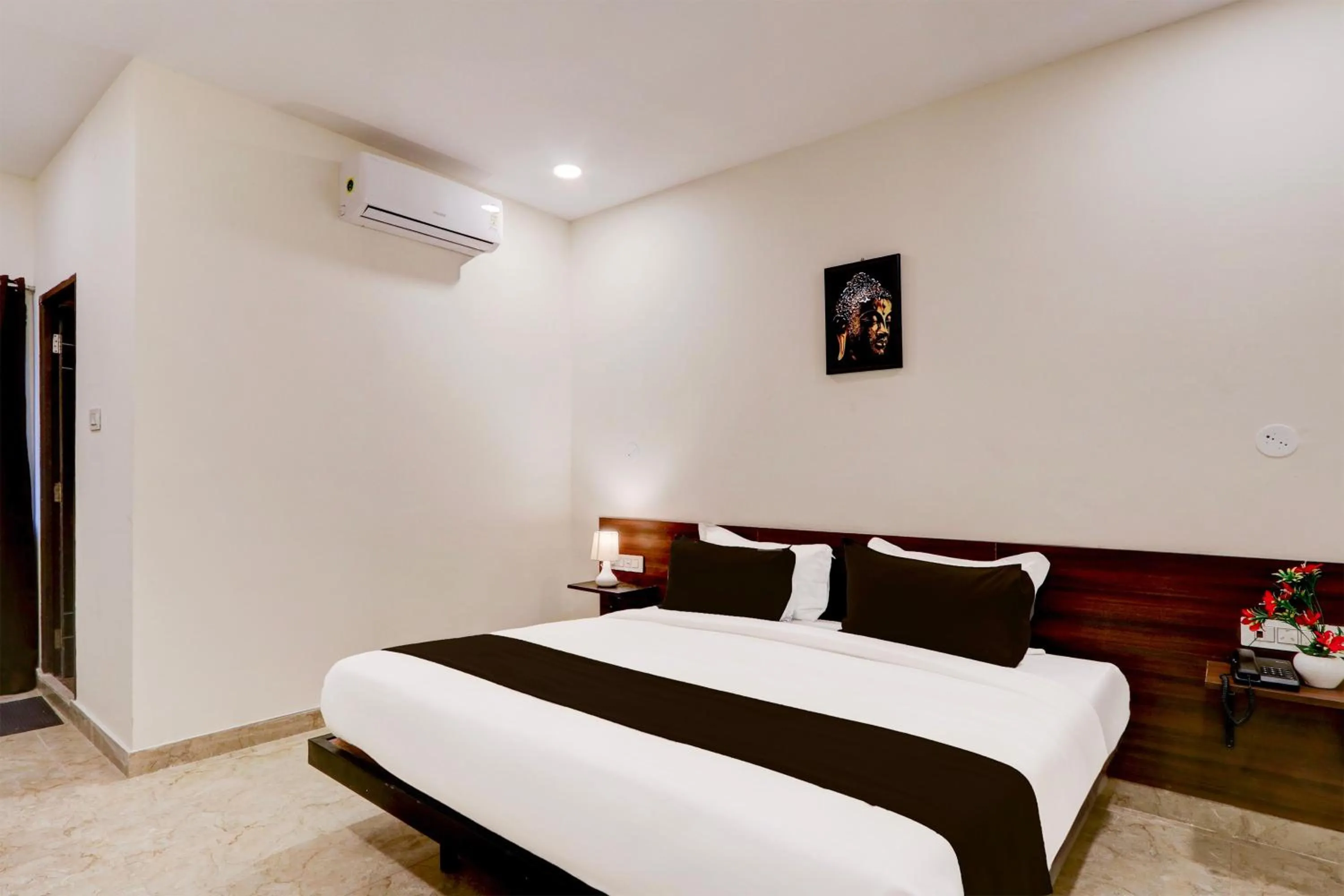 Bedroom, Bed in Super Townhouse OAK BHOOJA HOTELS