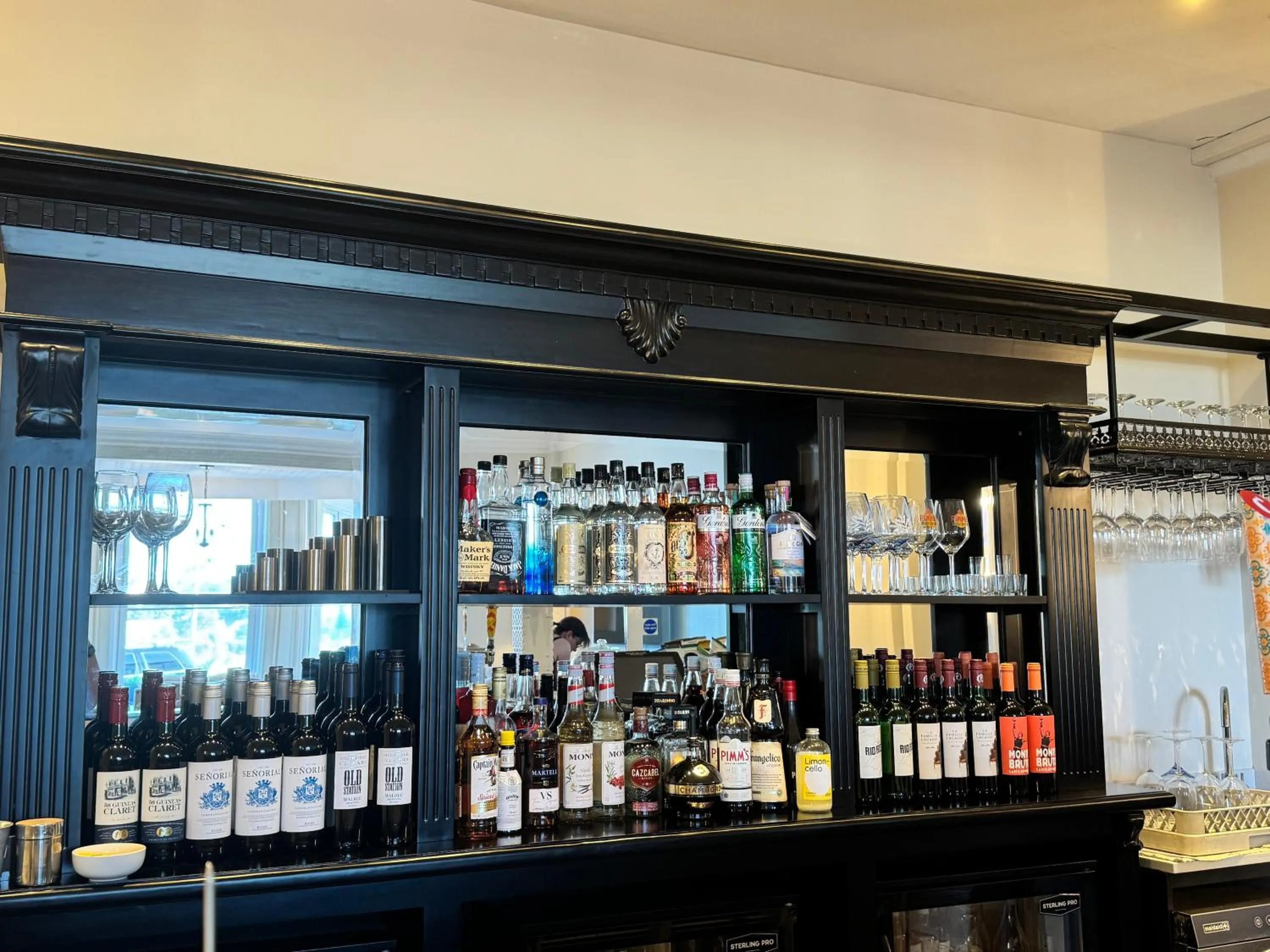 Lounge or bar in The Edge Of The Beach formally The Edgcumbe Hotel