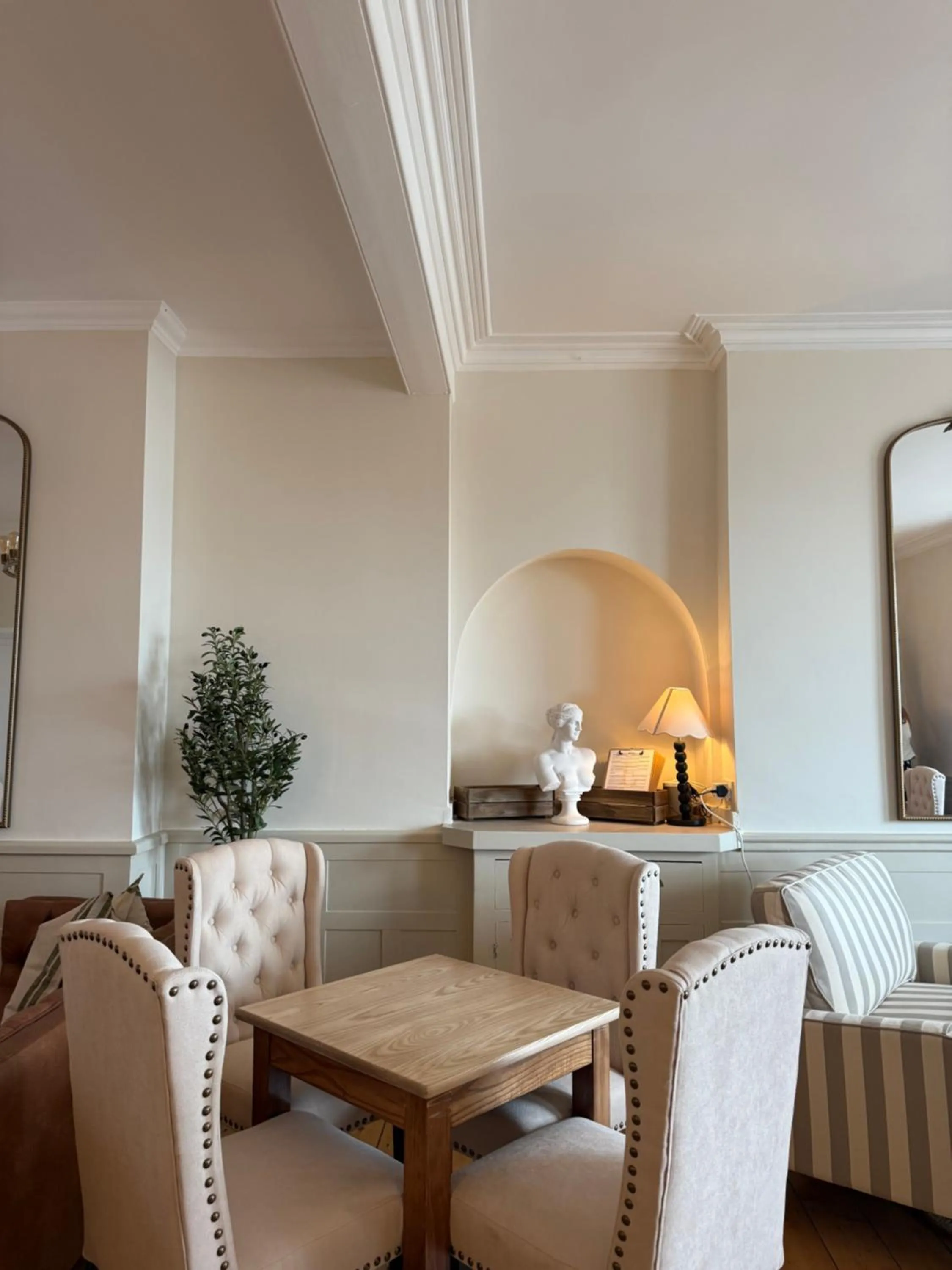 Lounge or bar in The Edge Of The Beach formally The Edgcumbe Hotel