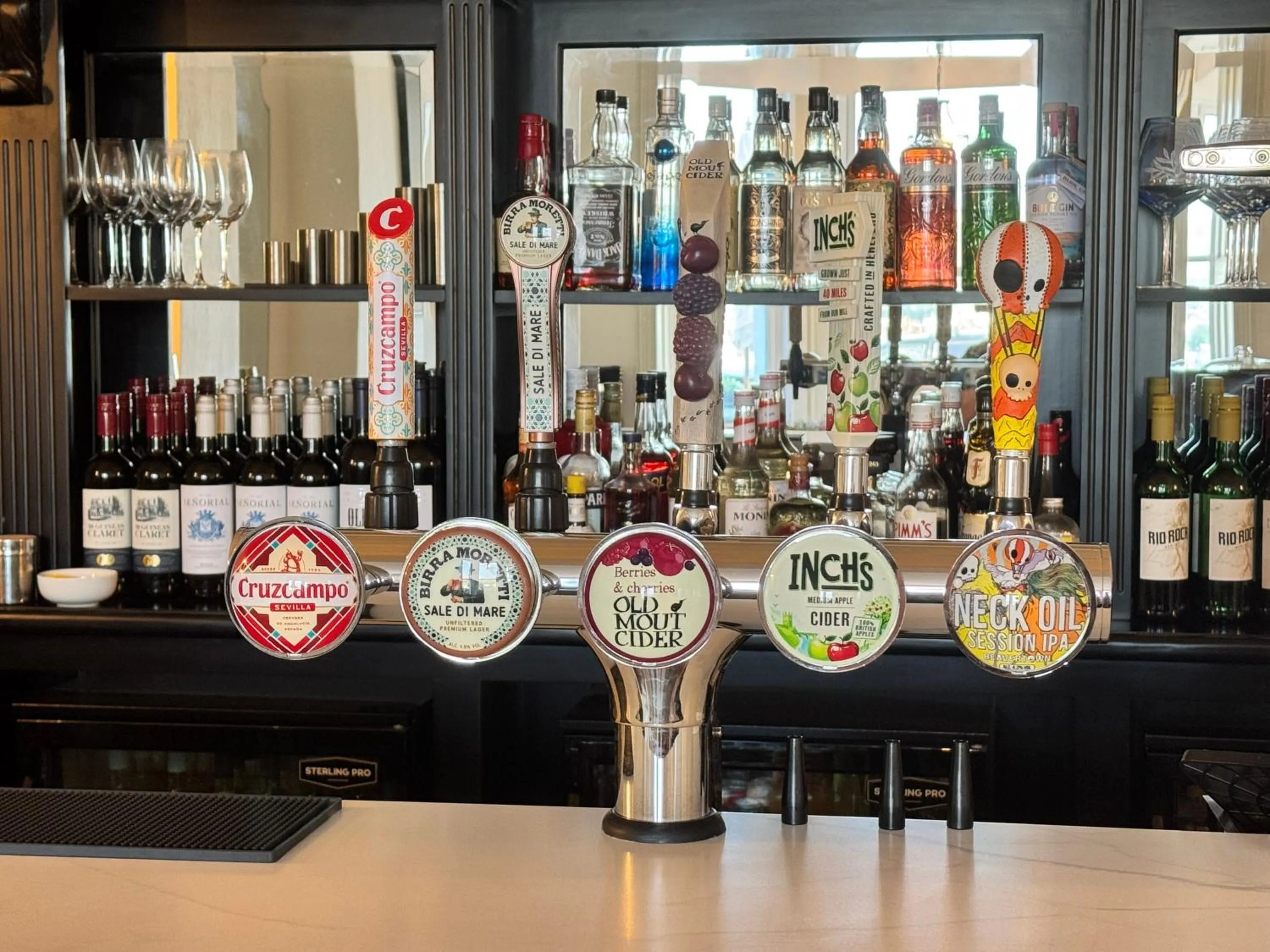 Lounge or bar in The Edge Of The Beach formally The Edgcumbe Hotel