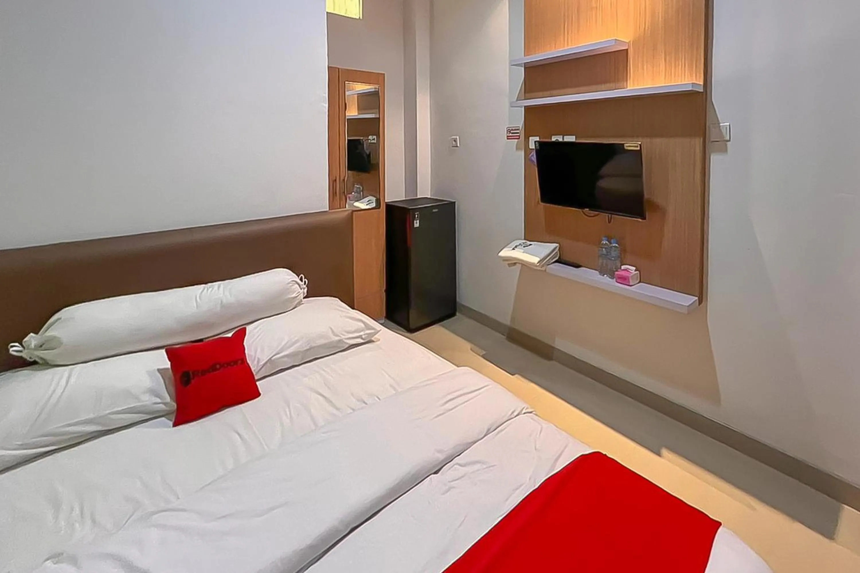 Bedroom, Bed in RedDoorz syariah near Universitas Mulawarman