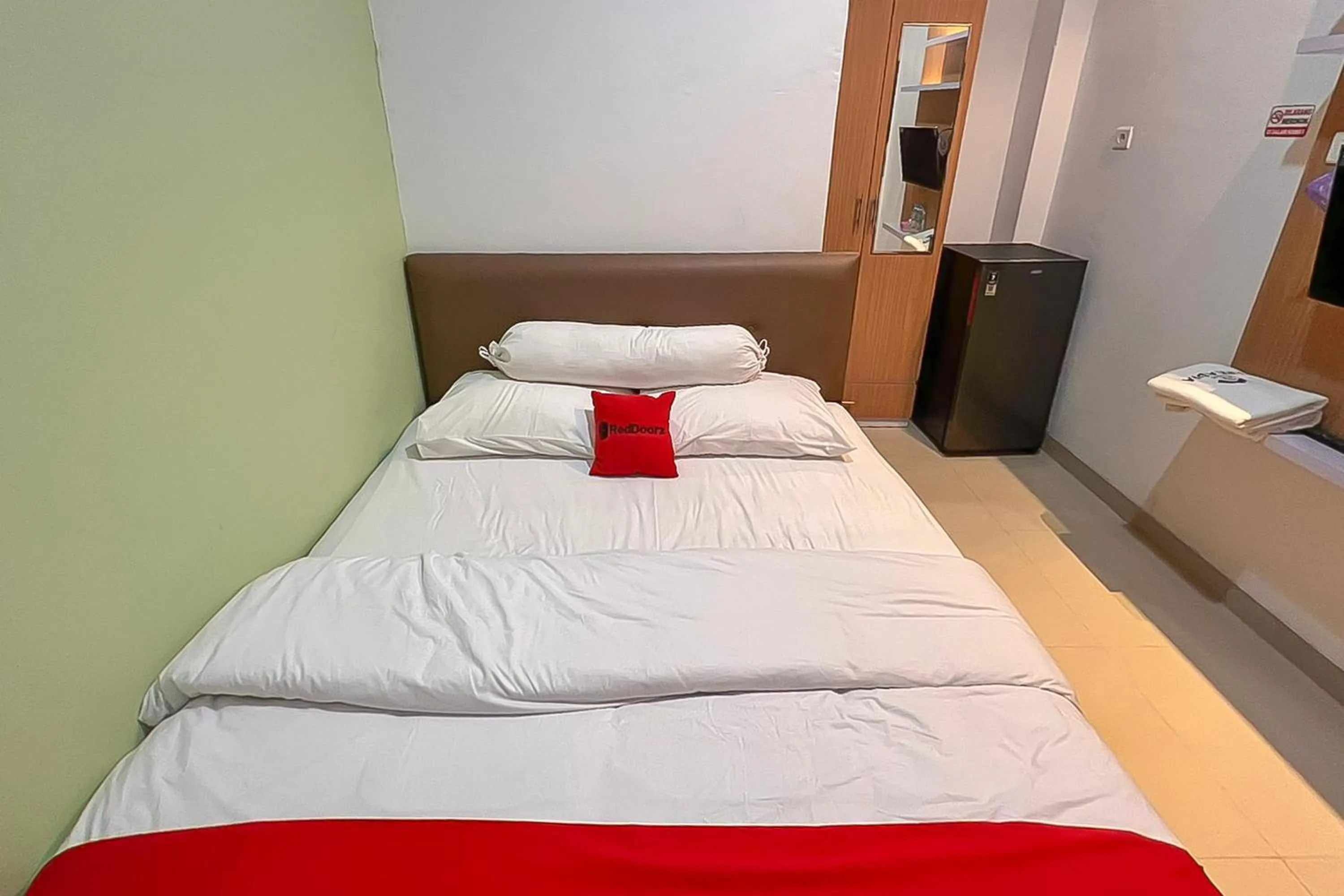 Bedroom, Bed in RedDoorz syariah near Universitas Mulawarman