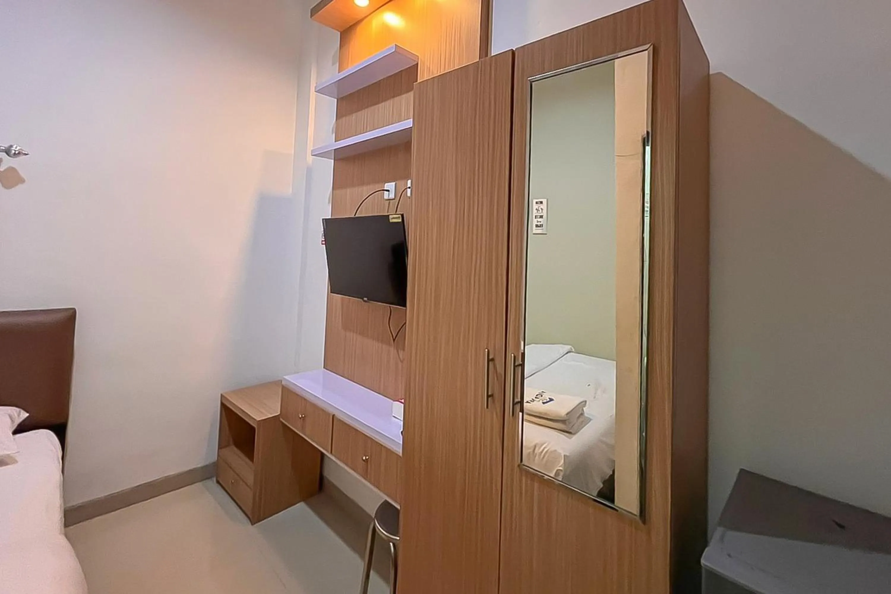 TV and multimedia, Bed in RedDoorz syariah near Universitas Mulawarman