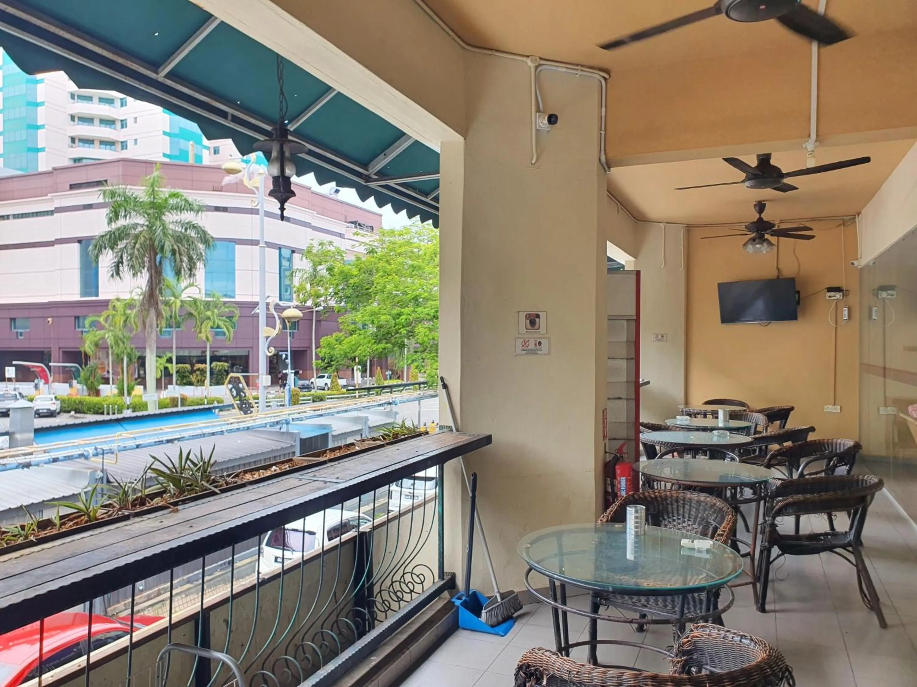 Dining area in SPOT ON 90984 Gn Homestay
