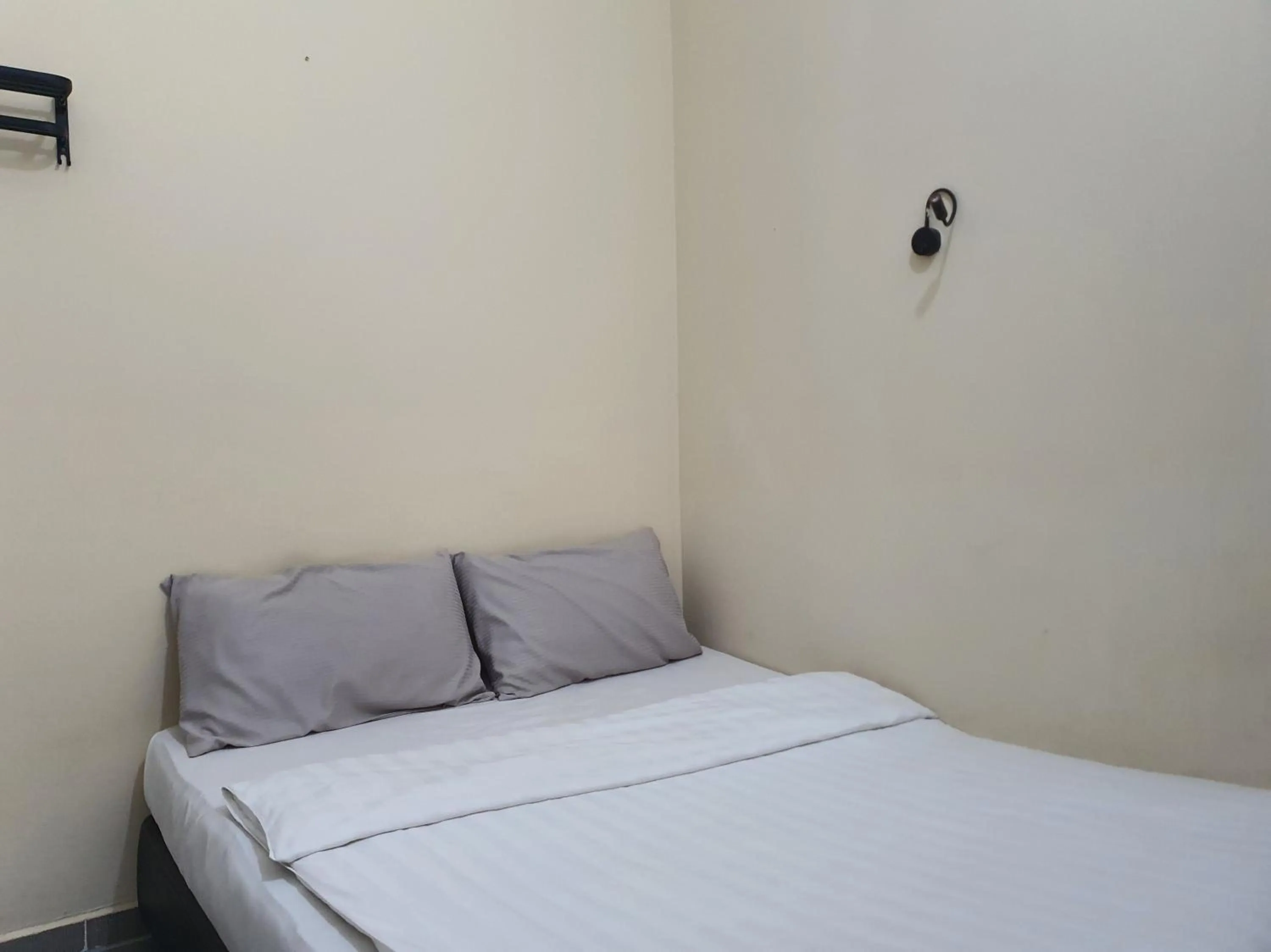 Bedroom in SPOT ON 90984 Gn Homestay