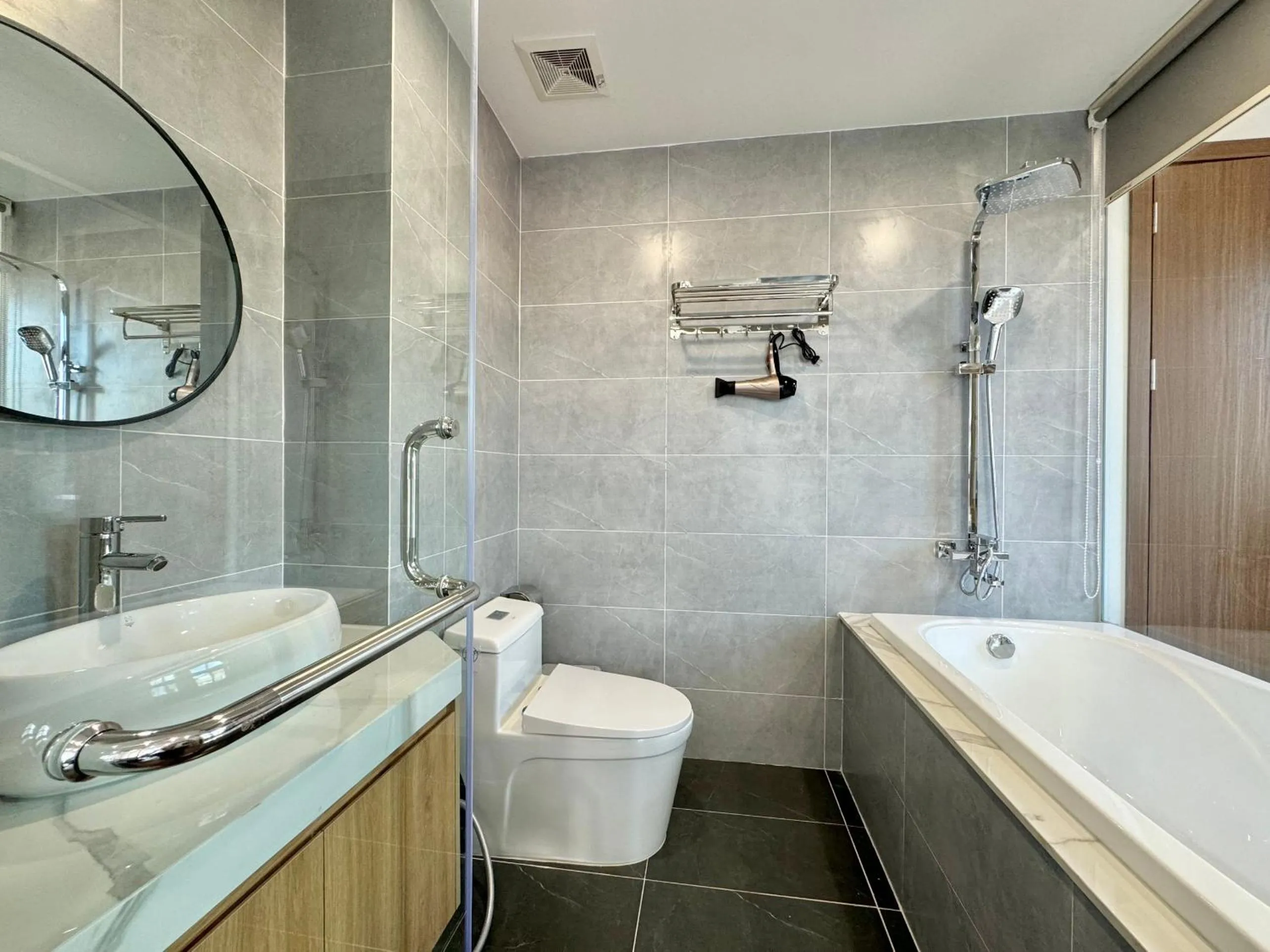 Shower in The Little Home - Đào Tấn - Cozy home - Bathtub - Comfy