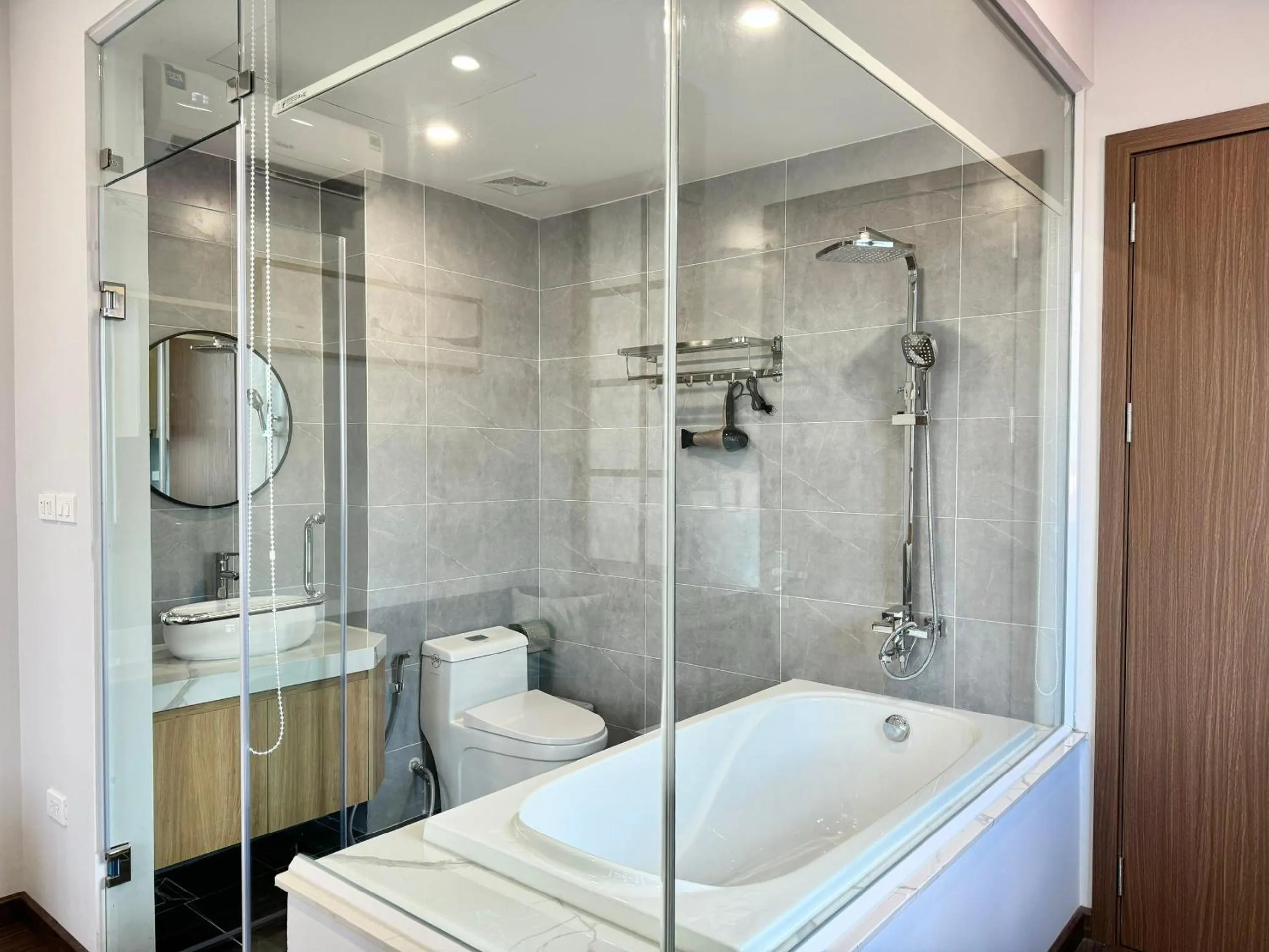 Shower in The Little Home - Đào Tấn - Cozy home - Bathtub - Comfy