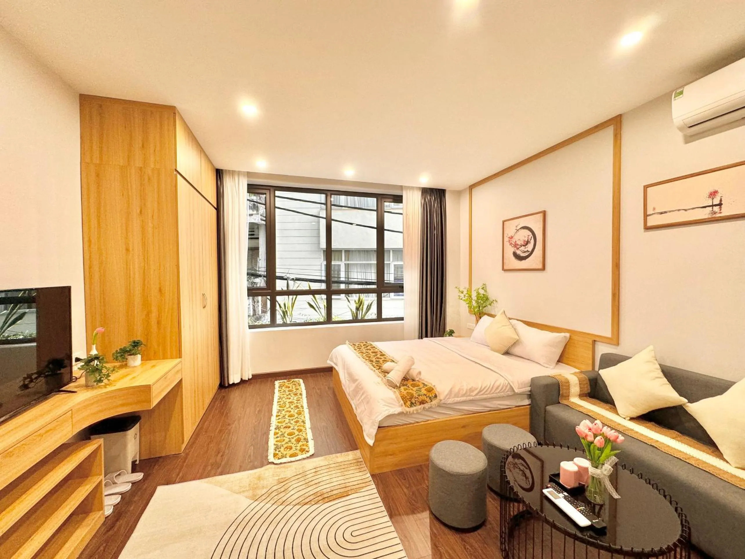 Communal lounge/ TV room in The Little Home - Đào Tấn - Cozy home - Bathtub - Comfy