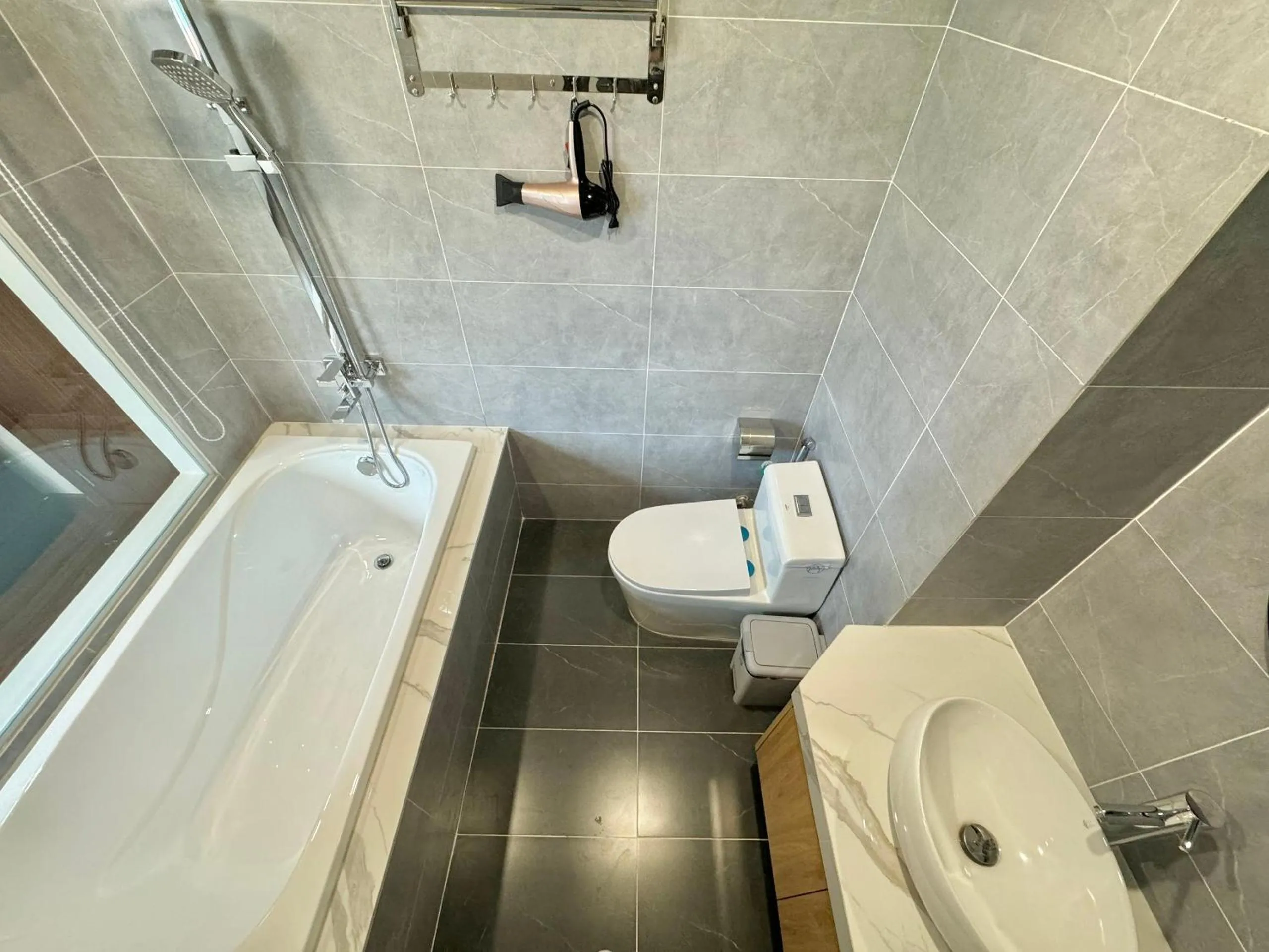 Shower in The Little Home - Đào Tấn - Cozy home - Bathtub - Comfy