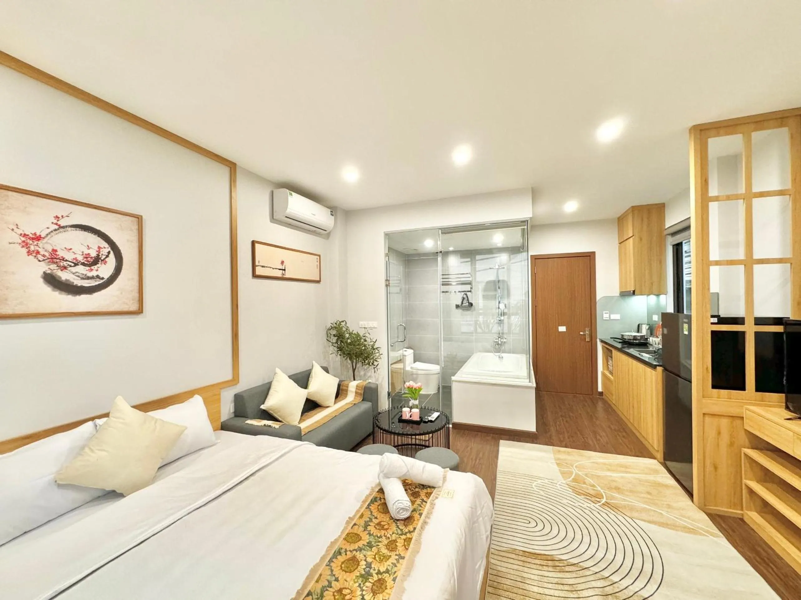 TV and multimedia in The Little Home - Đào Tấn - Cozy home - Bathtub - Comfy